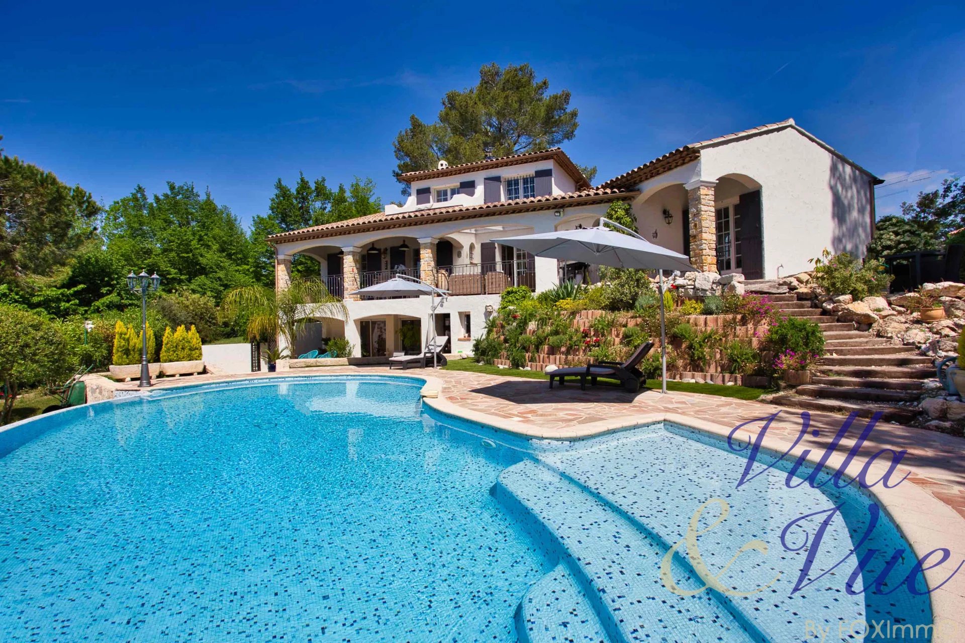 Villa di lusso, in assoluta tranquillità, bellissimo terreno pianeggiante, ampio parcheggio, piscina, studio indipendente