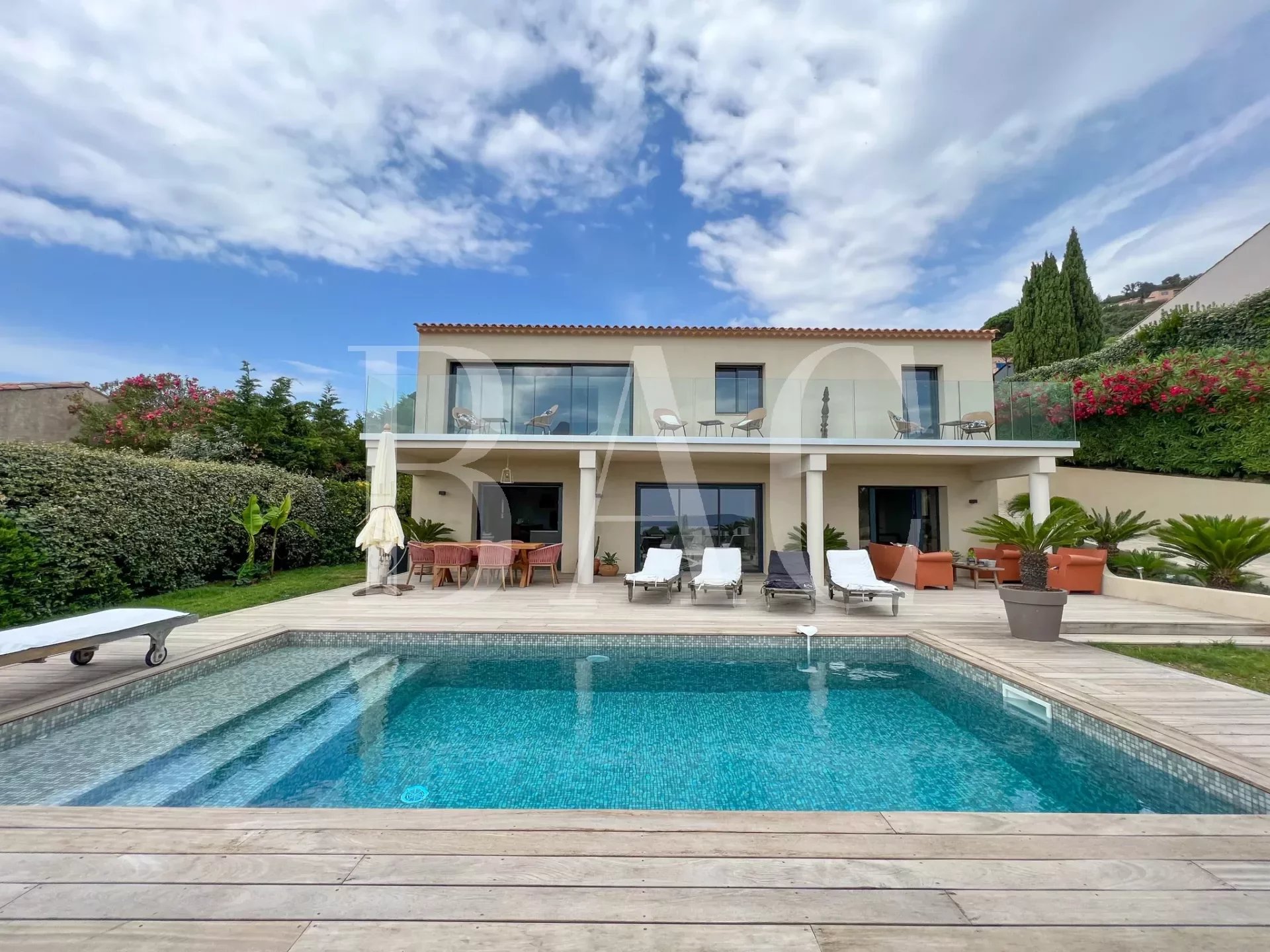 Cavalaire-sur-Mer, magnifique villa entièrement rénovée avec vue mer panoramique.