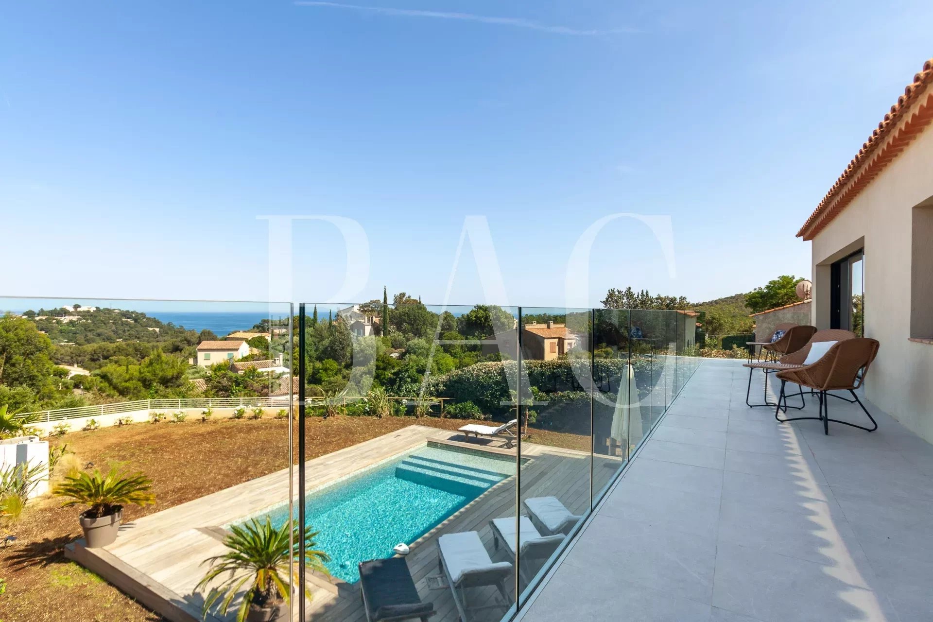 SOLE AGENT: Cavalaire-sur-Mer, magnificent fully renovated villa with panoramic sea view.