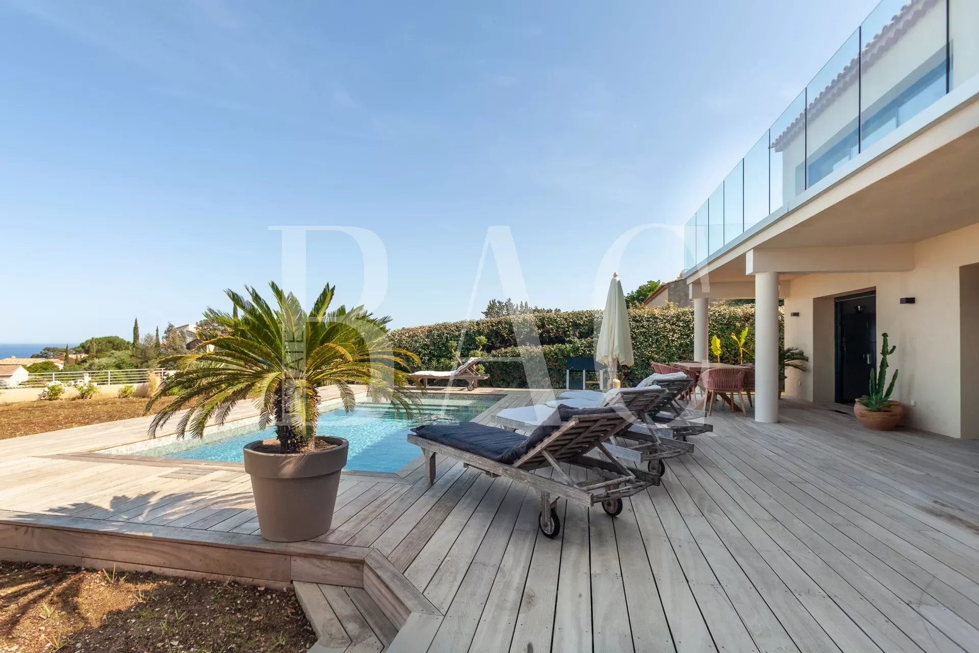 Cavalaire-sur-Mer, magnifique villa entièrement rénovée avec vue mer panoramique.