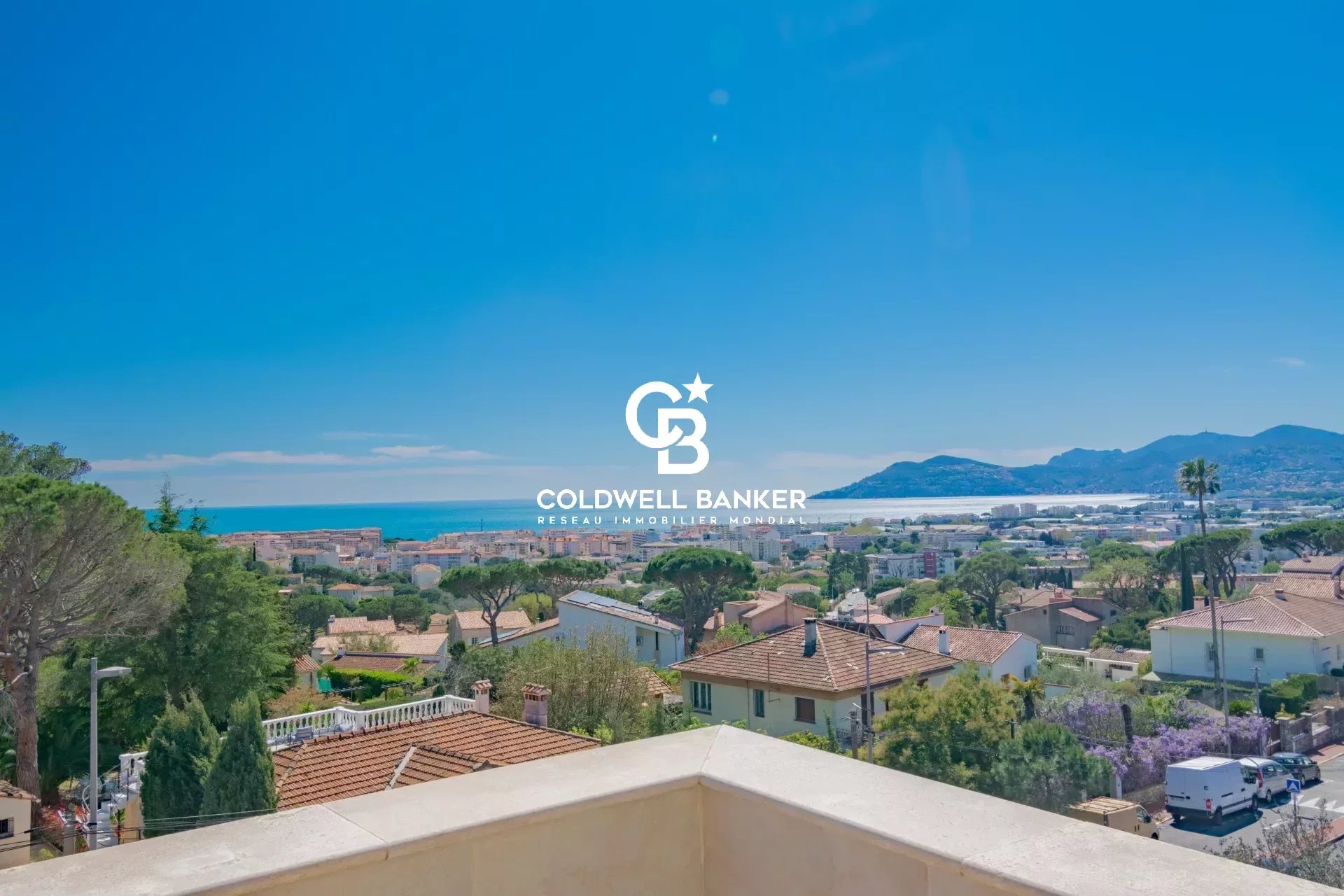 Cannes Croix des Gardes - Villa de 275 m2 (+ annexes) avec vue mer panoramique