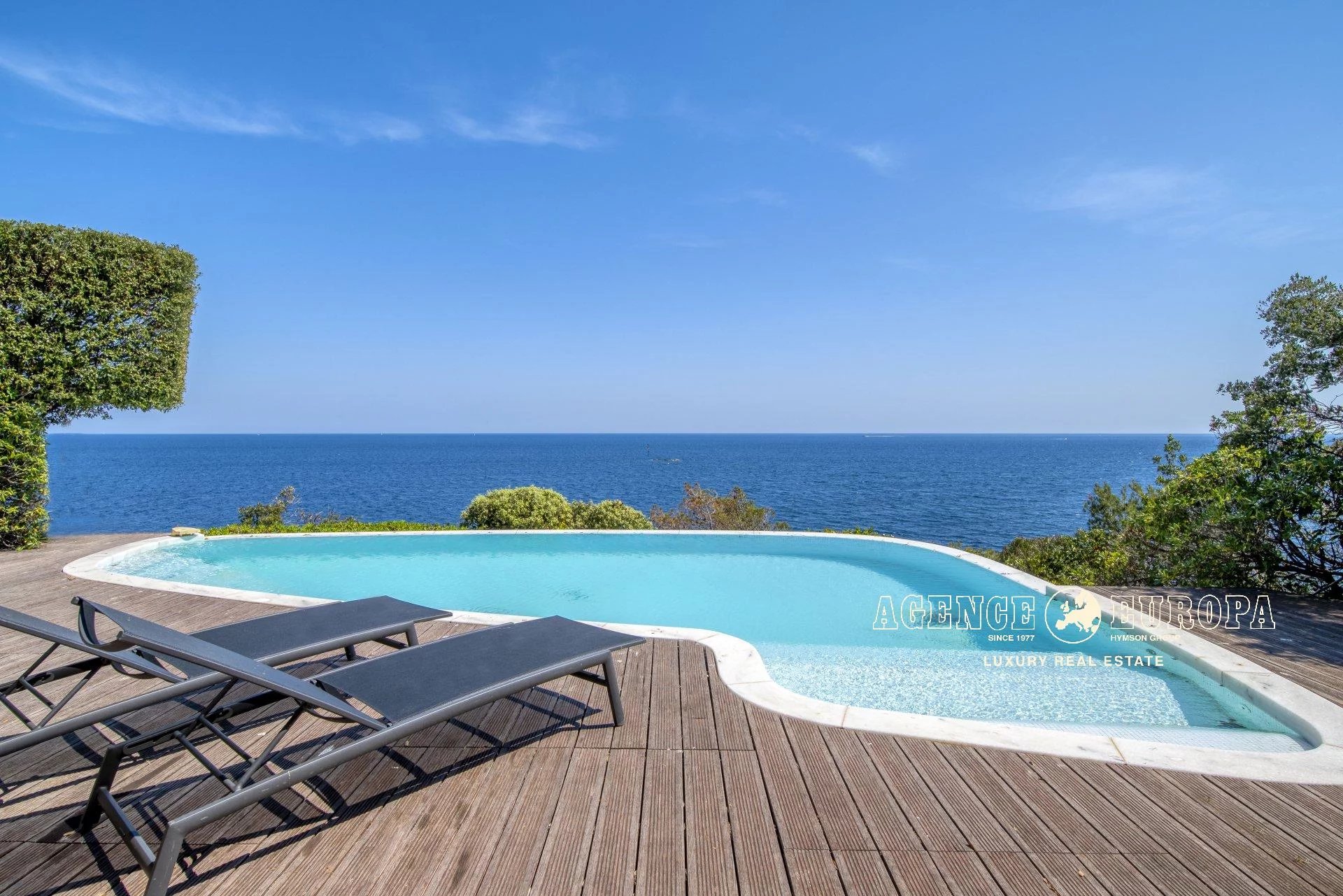THEOULE - EXCEPTIONAL WATERFRONT VILLA