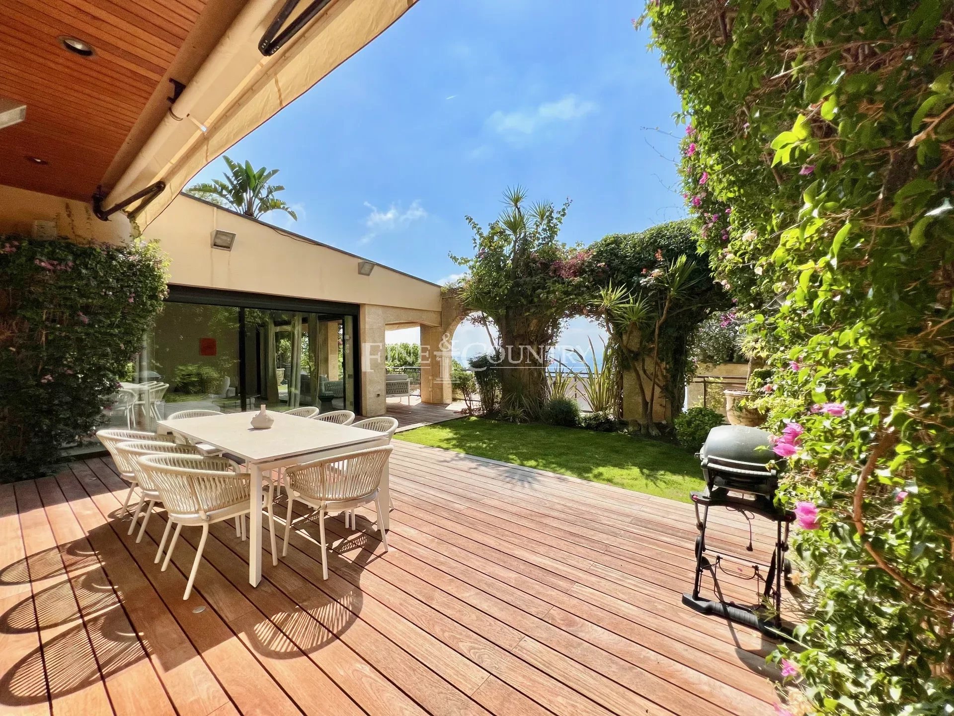 Seafront Penthouse Apartment for sale in Cannes