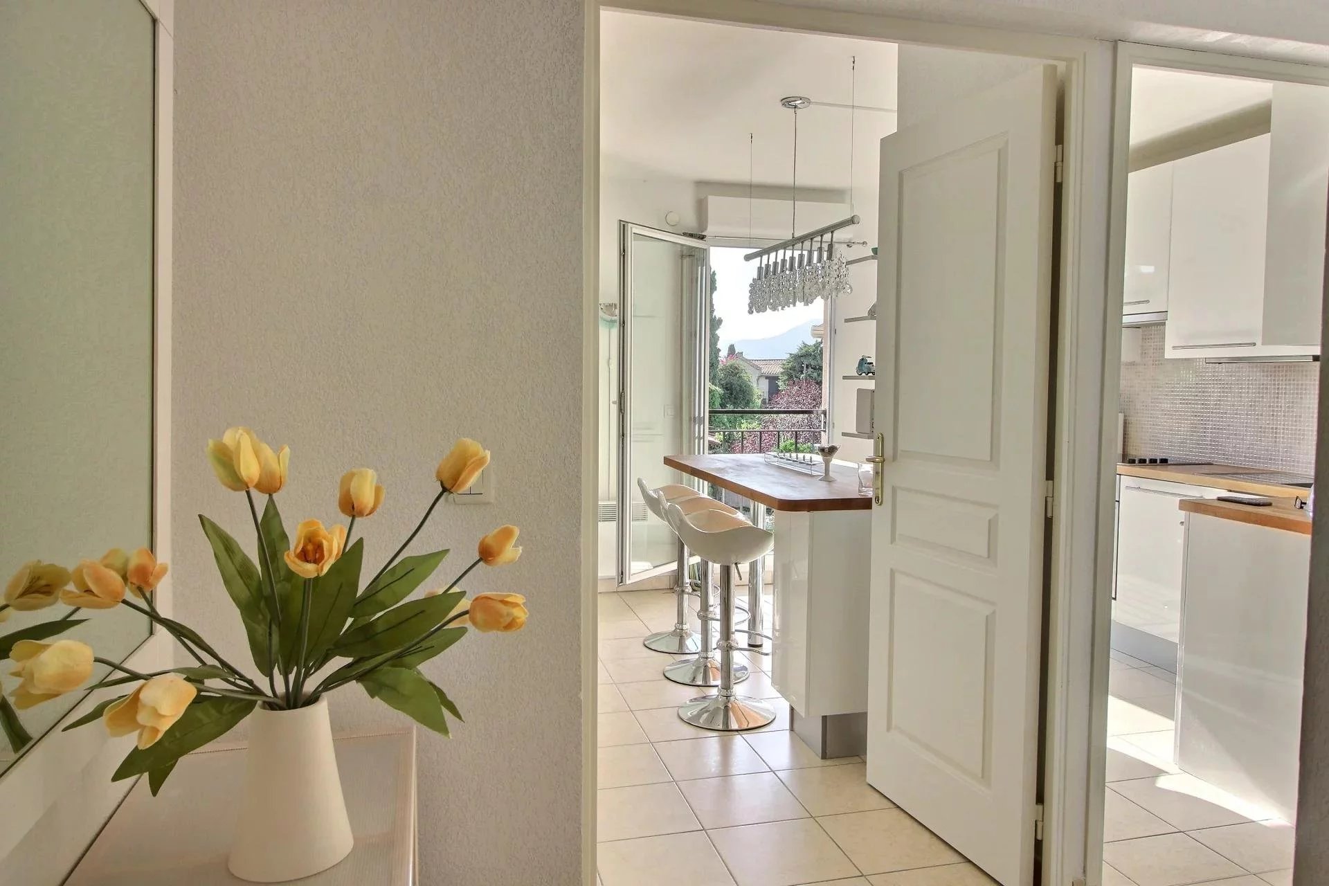 Bright 2 bedroom apartment with terrace