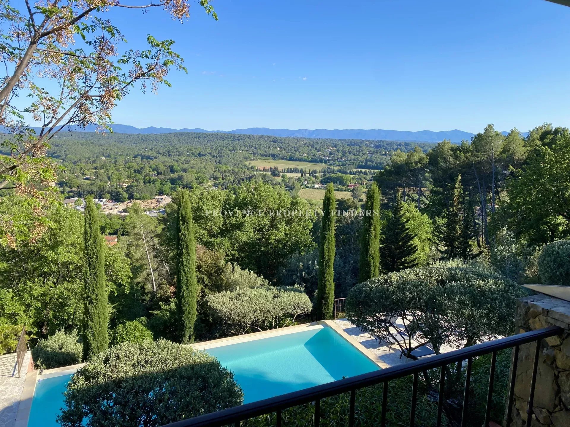 Exclusiviteit. Prachtig moderne villa in de Provence met spectaculair  uitzicht.