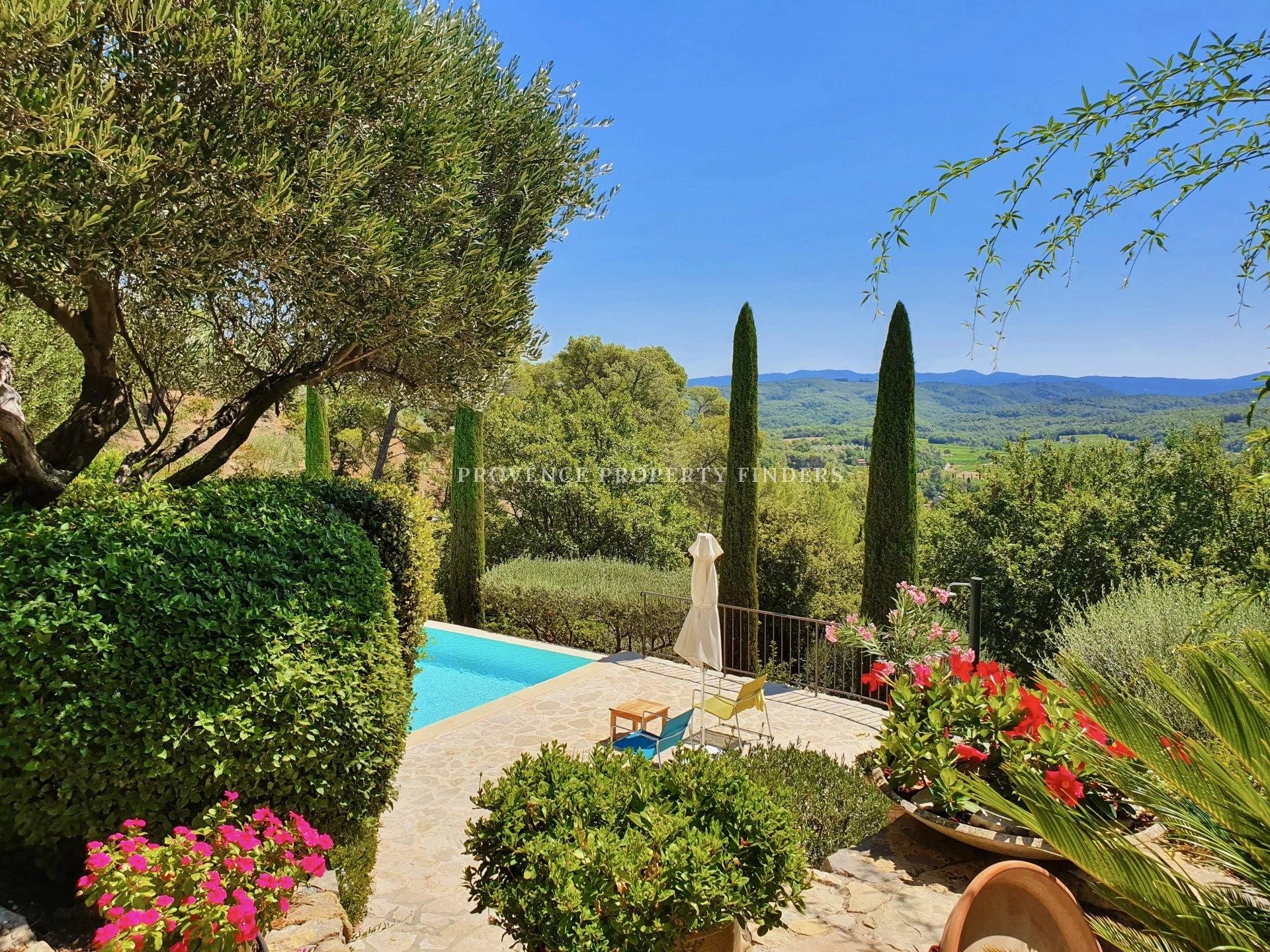 Exclusiviteit. Prachtig moderne villa in de Provence met spectaculair  uitzicht.