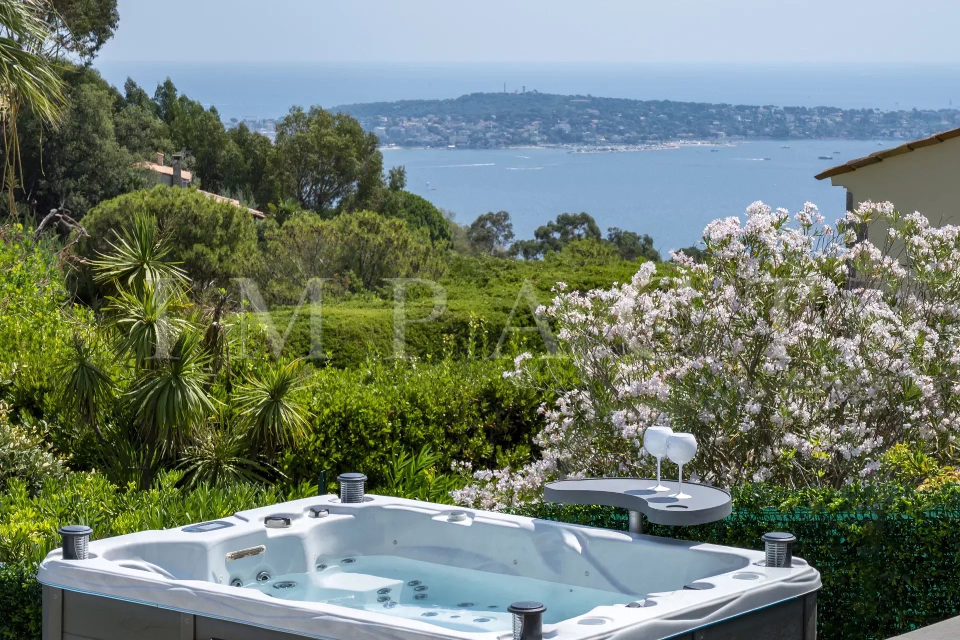 SUPER CANNES - MAGNIFICENT CONTEMPORARY VILLA WITH SEA AND MOUNTAIN VIEWS
