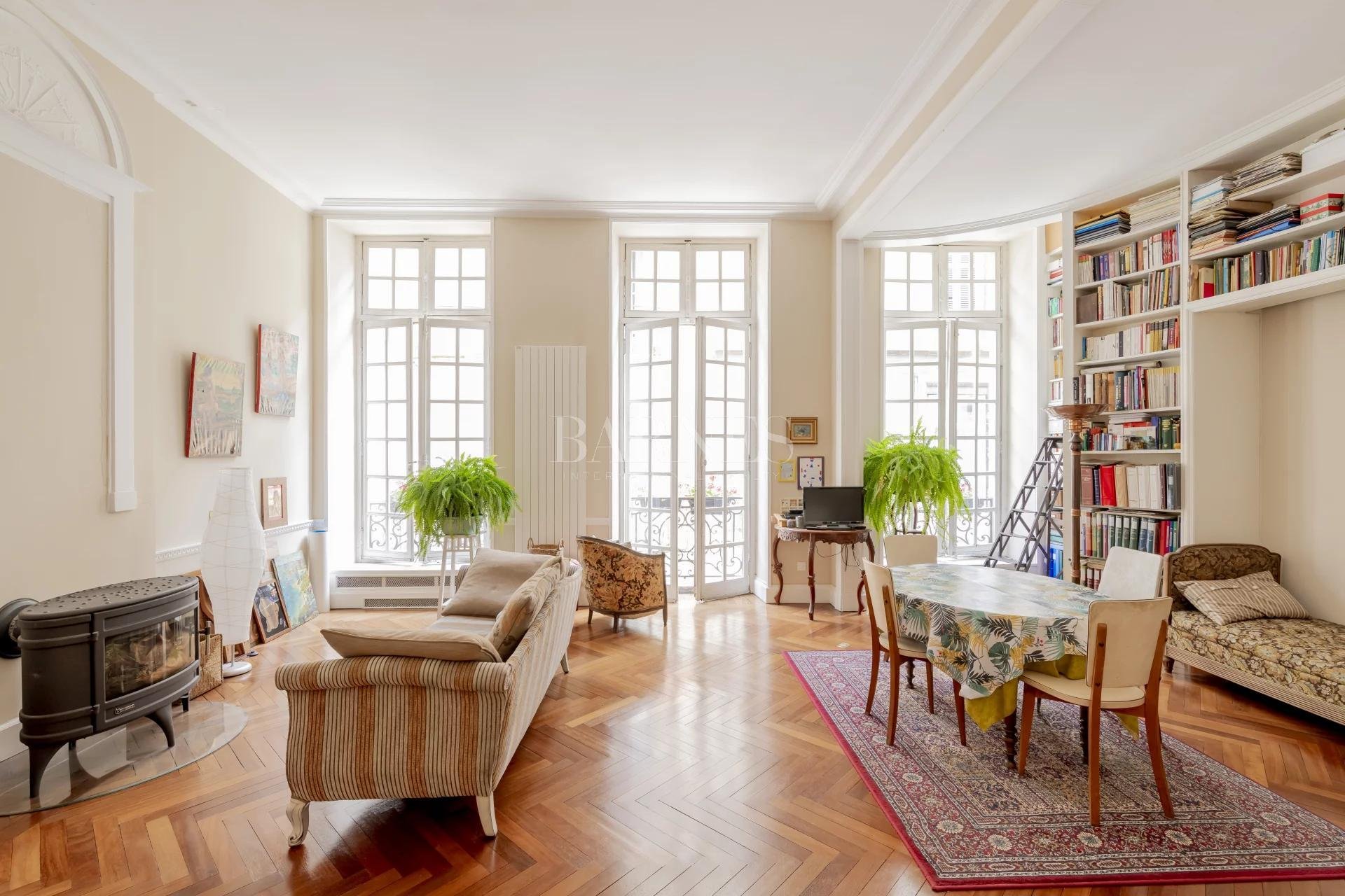 Apartment for sale 1 Bedroom 969 sq ft Bordeaux Chartrons - € 630,000