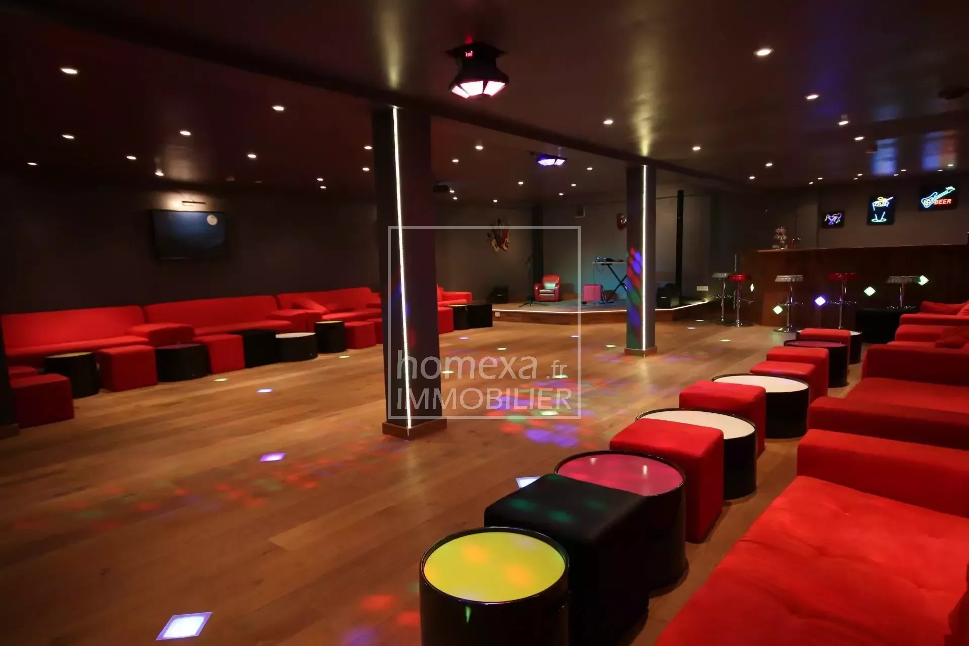 agence spécialisée villa luxe mougins : discothèque avec bar