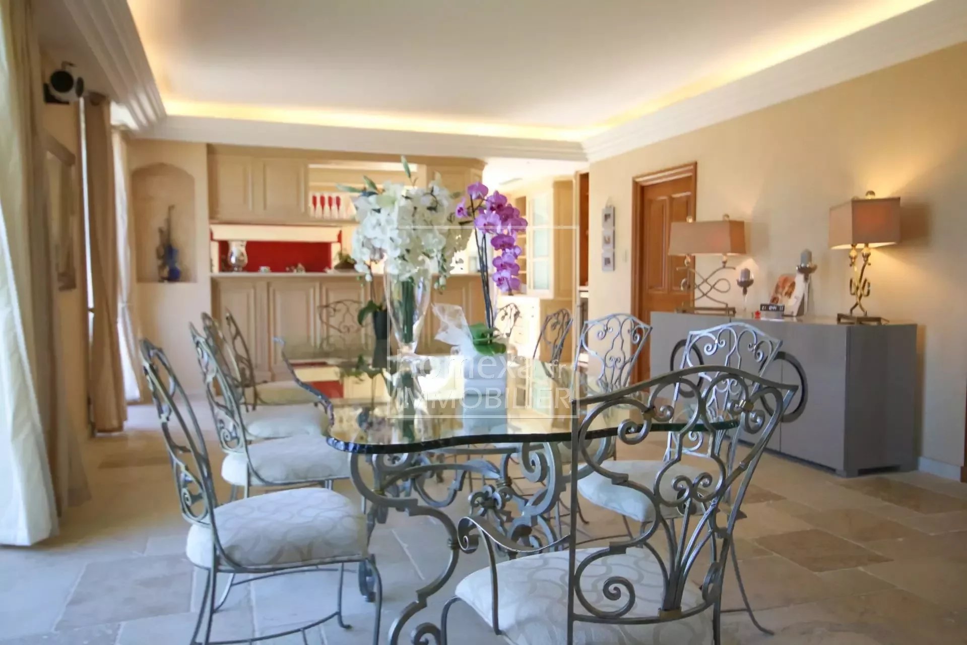 luxurious house mougins : dining area