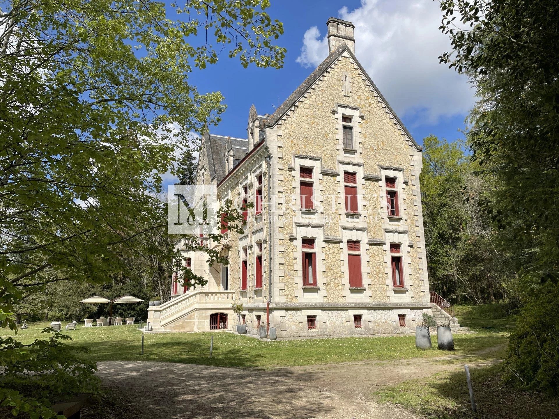Bergerac château enchanté à vendre avec 9ha