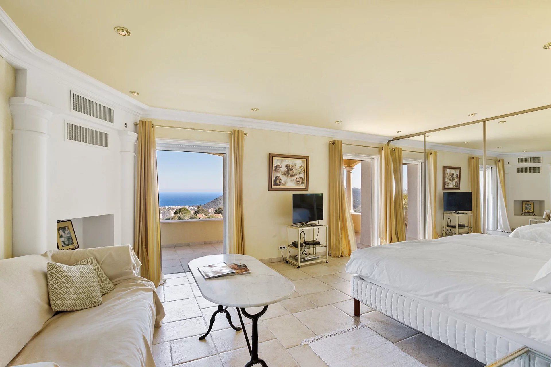 Belle villa moderne avec superbe vue panoramique sur la mer, Mandelieu