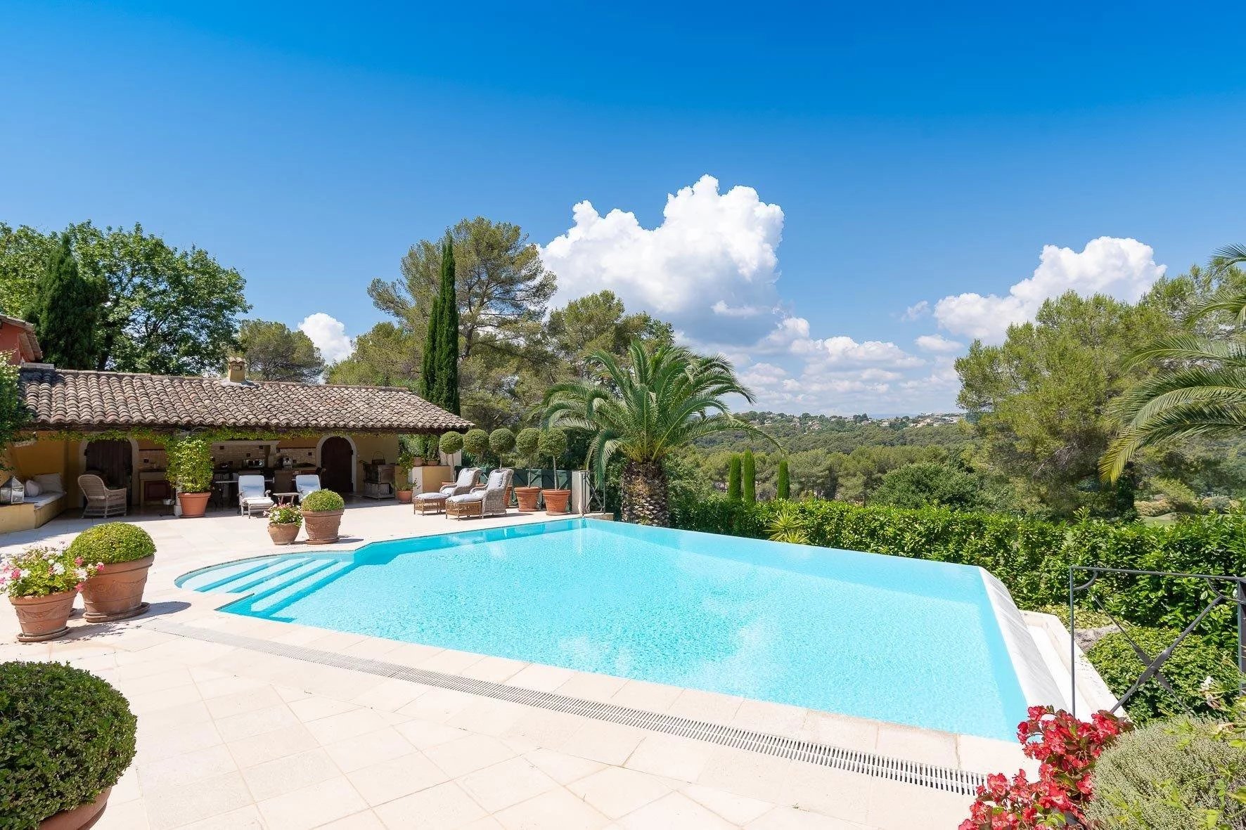 Beautiful provencal villa with vast garden and pool