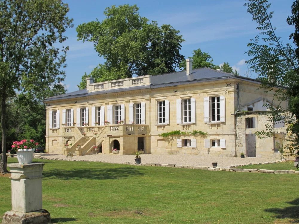 Fabulous renovated château near Bordeaux with apartment and house to renovate