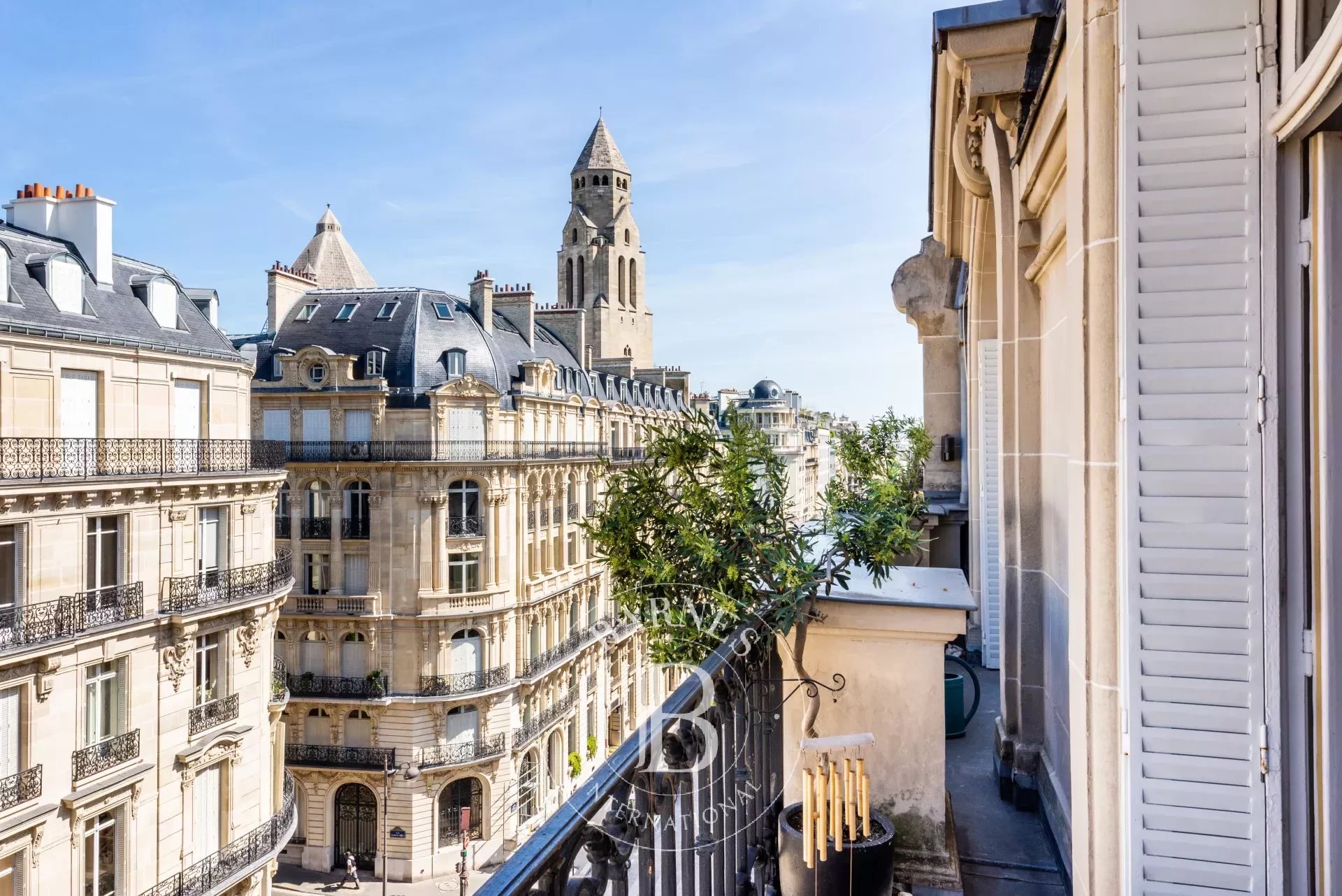 Paris 8 - Pierre 1er de Serbie - Dernier étage avec balcon - 4 chambres et un bureau