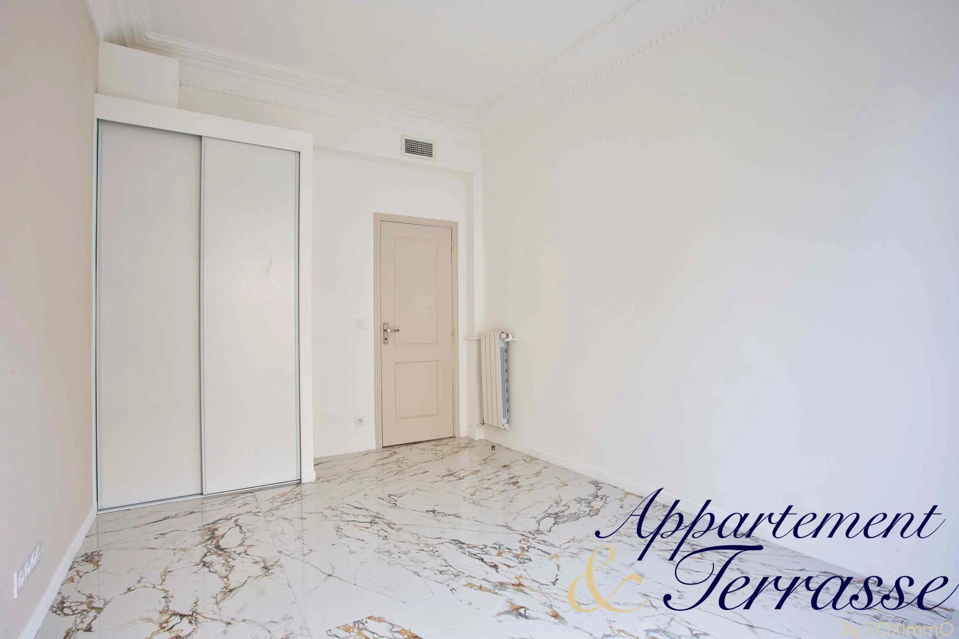 Superb 2 bedrooms apartment completely renovated with balcony in Gambetta