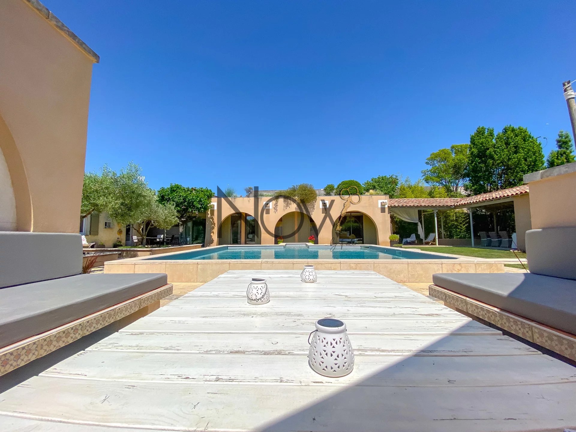 Exclusivité ! Villa d'architecte rénovée de plus de 200m² avec appartement et piscine !