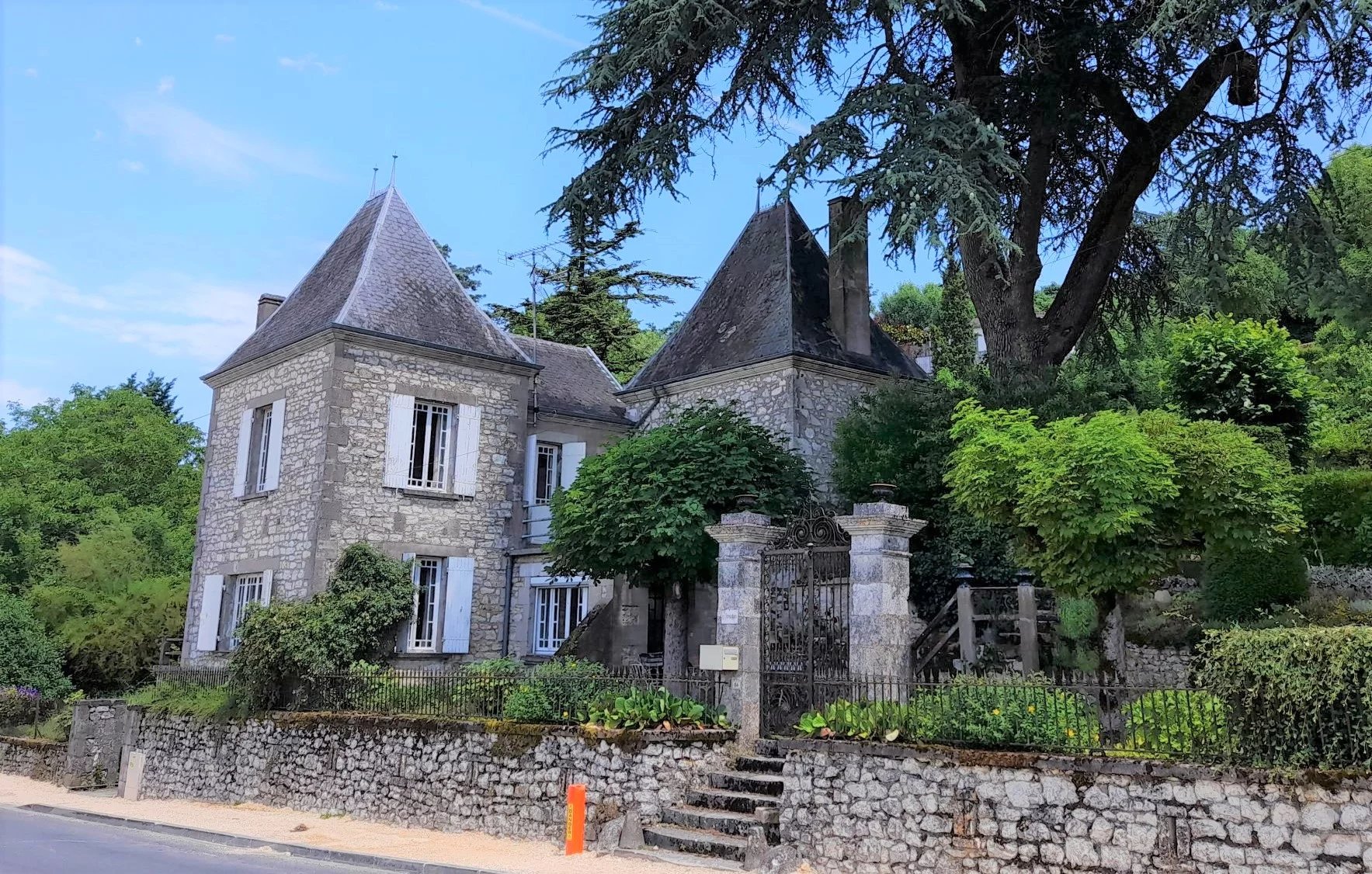 Bourgeois house on the edge of a medieval Bastide