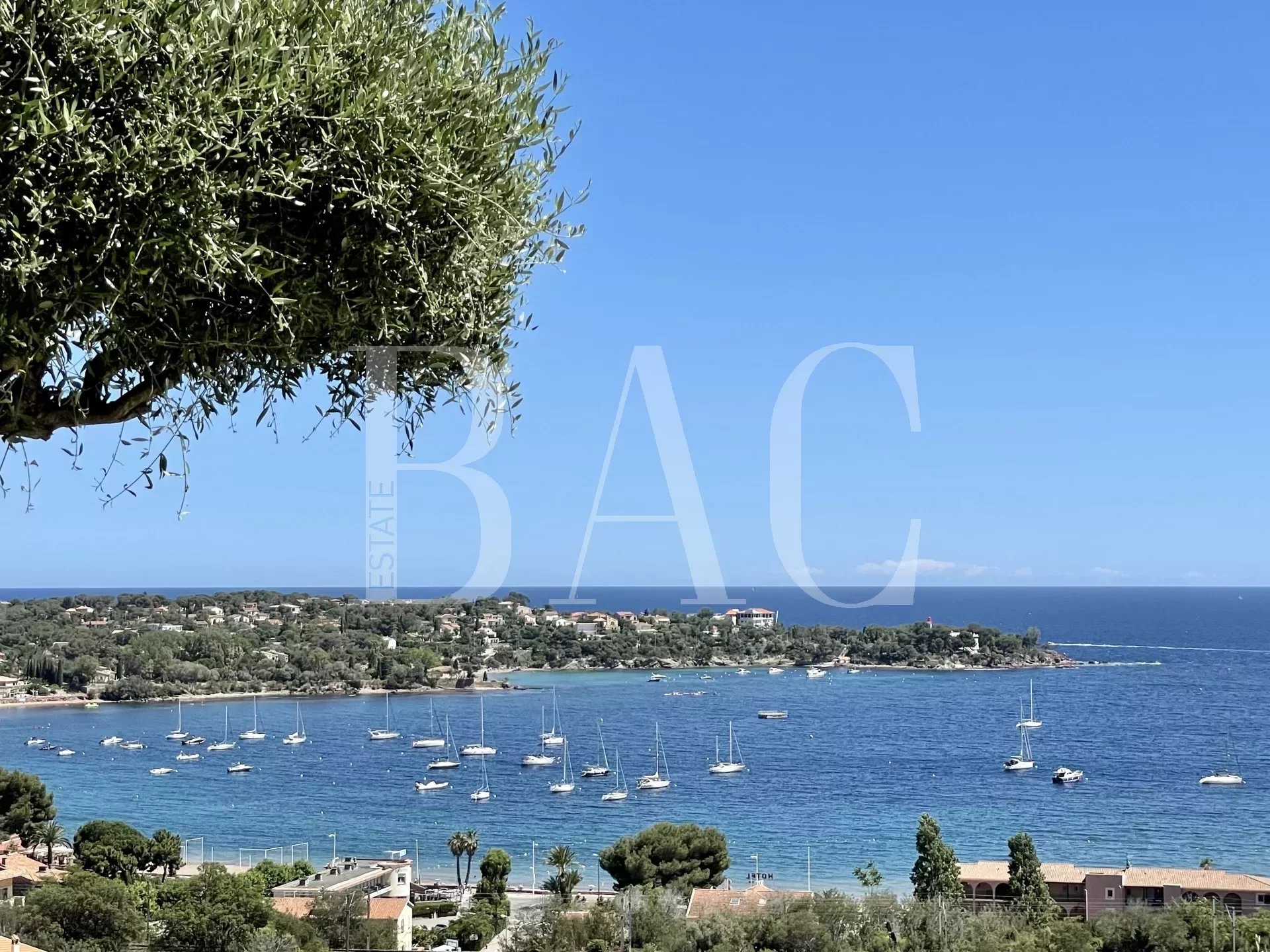 BAC-Estate-Villa-Vue-Mer-Piscine-Saint-Raphael-Agay
