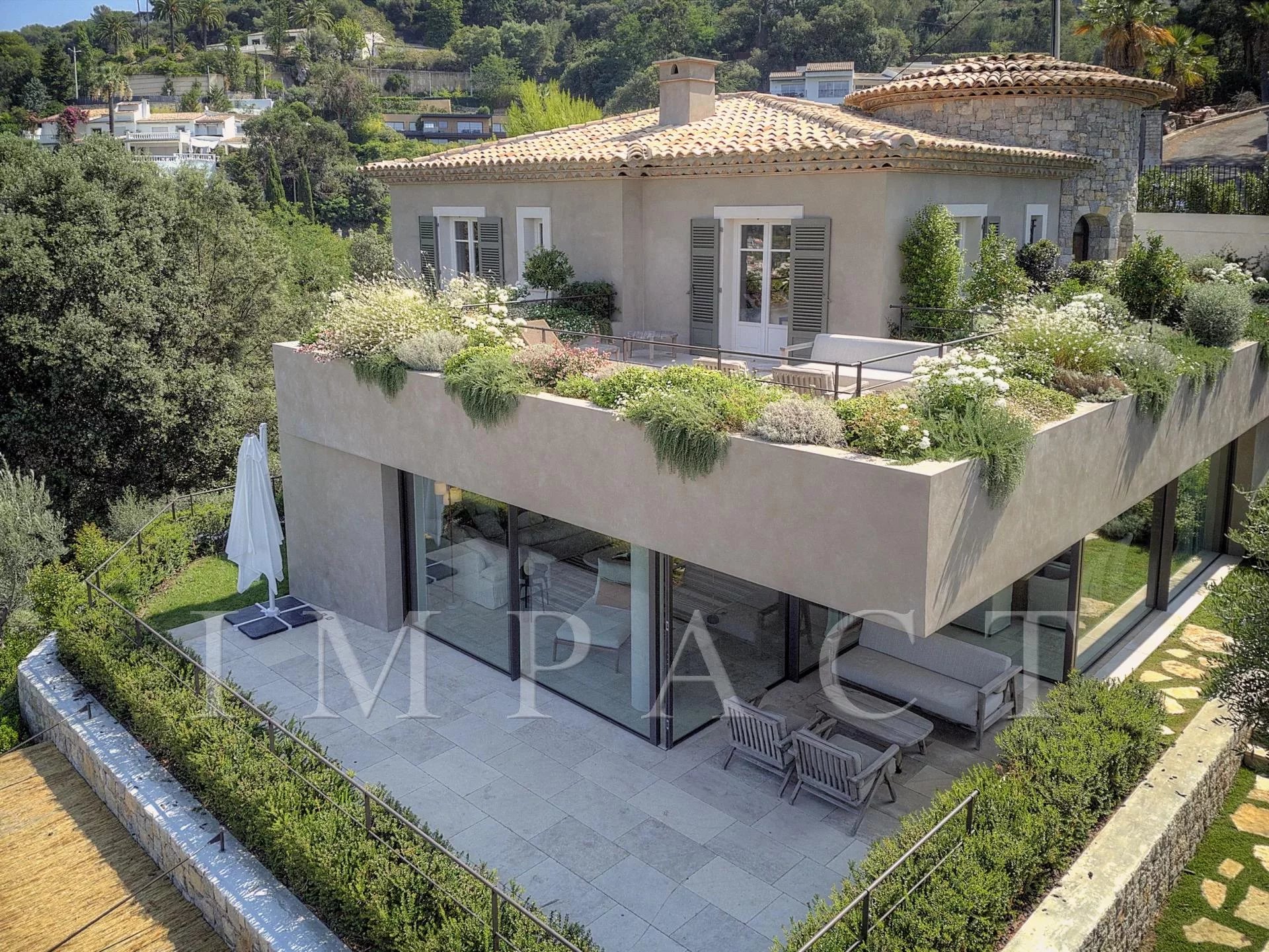 Modern villa for rent, freshly renovated on the heights of Cannes.