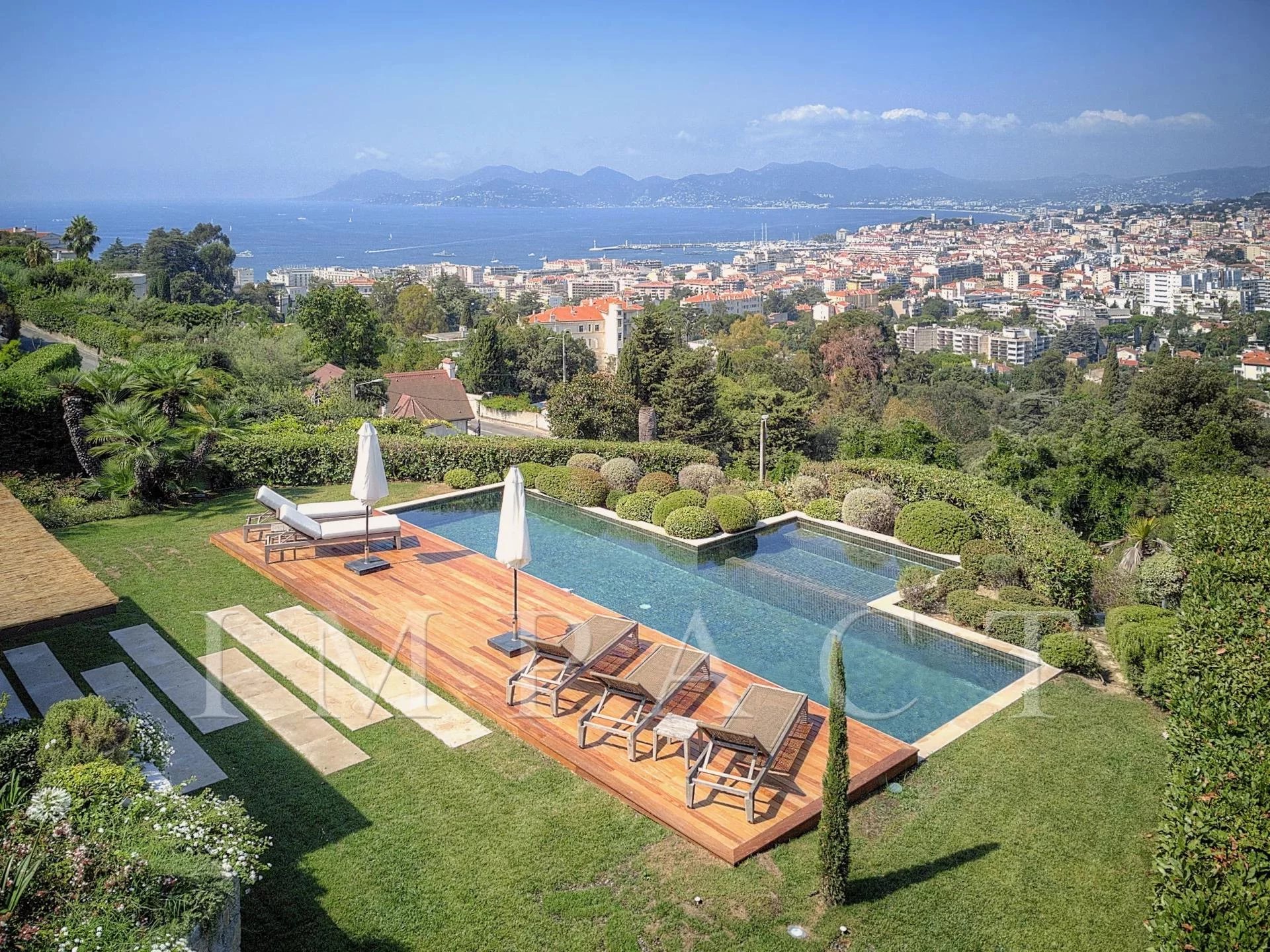Modern villa for rent, freshly renovated on the heights of Cannes.