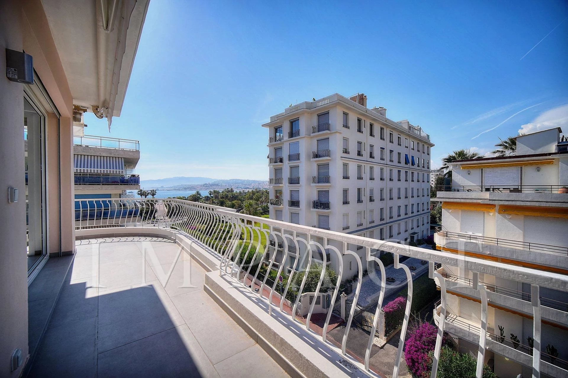 Location saisonnière - Cannes - Pointe Croisette - Appartement moderne vue mer