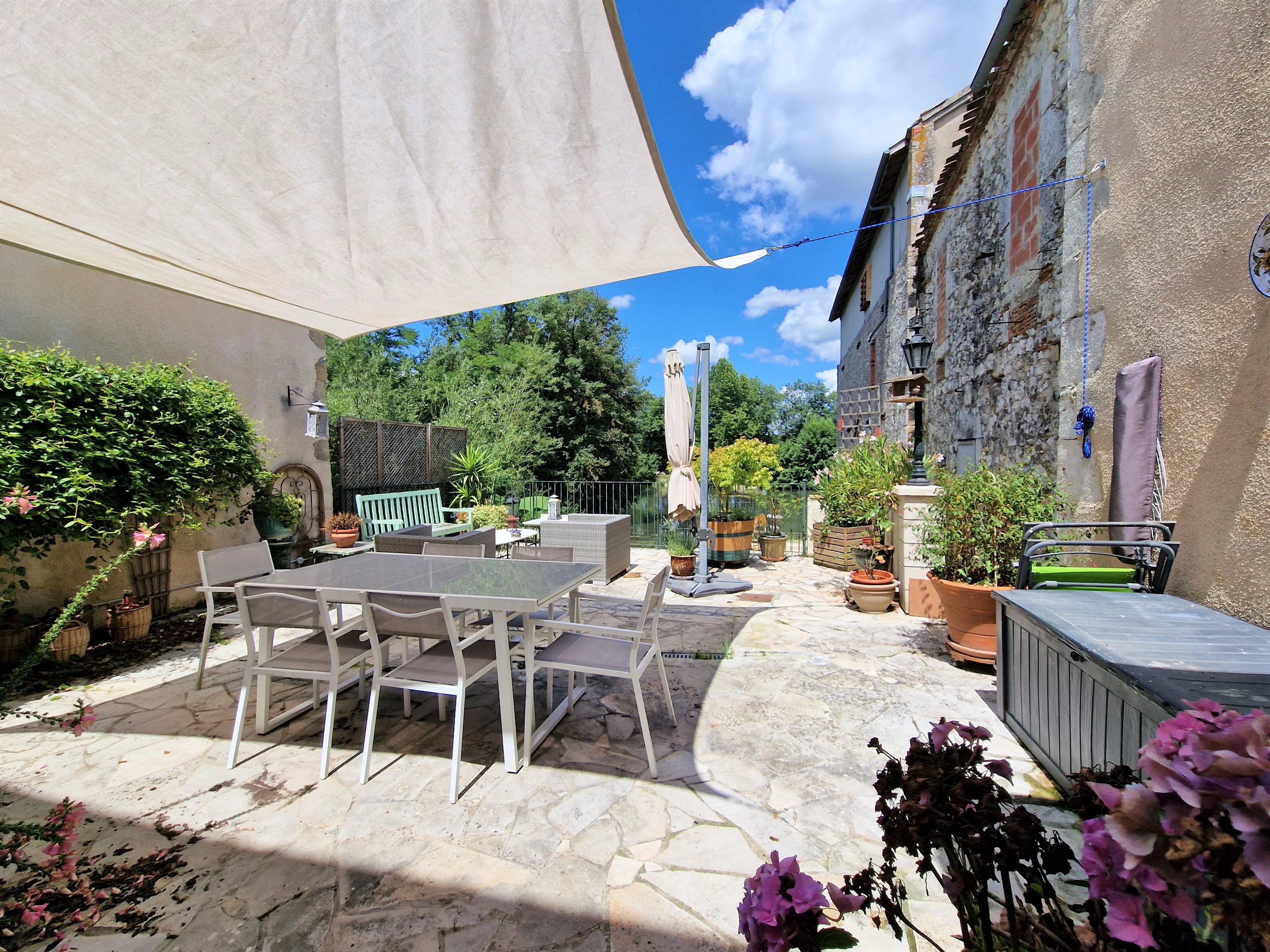 Riverside property - perfect family home or chambre d'hote!