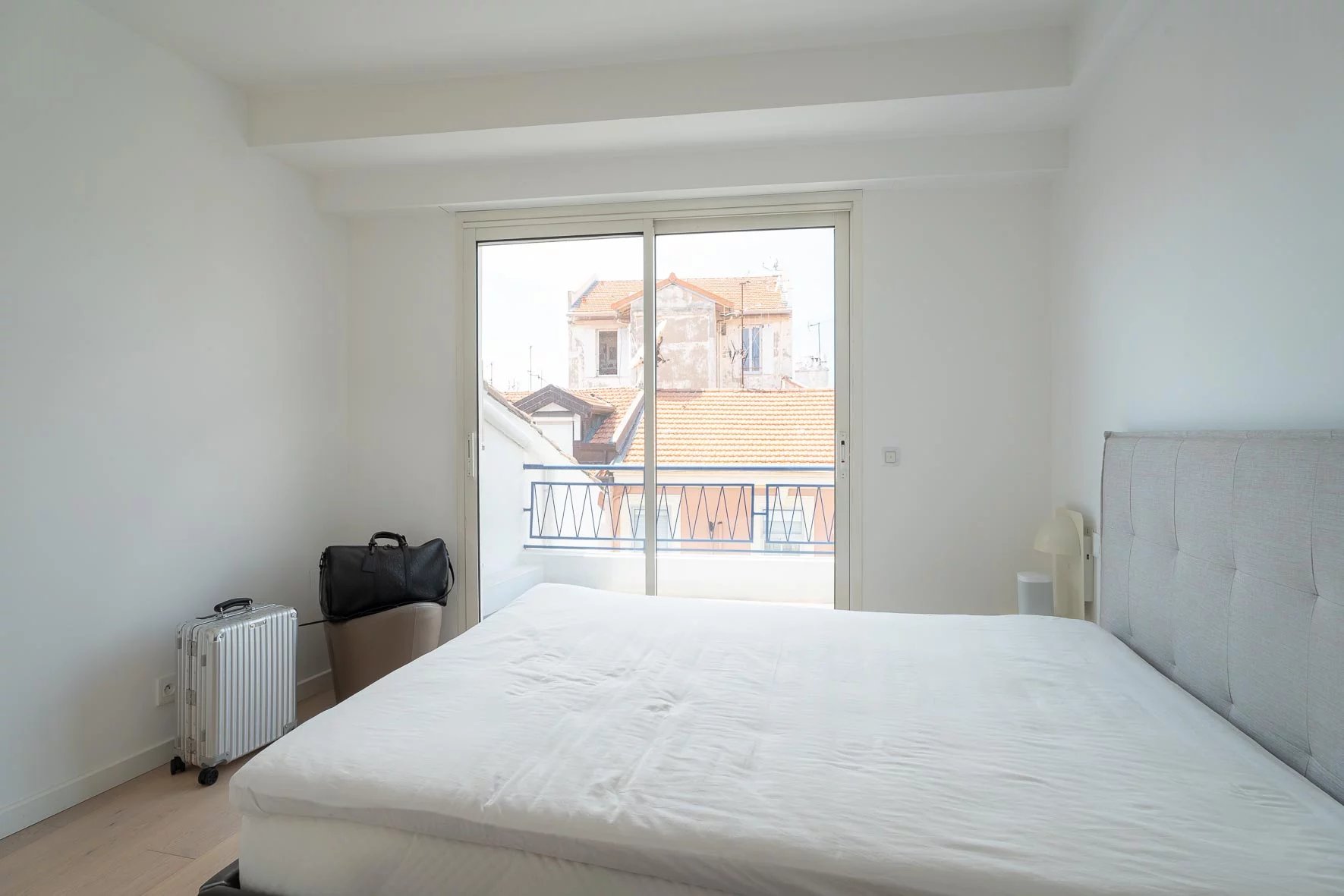 LARGE 3-ROOM APARTMENT ON THE TOP FLOOR WITH LIFT AND LARGE CORNER TERRACE