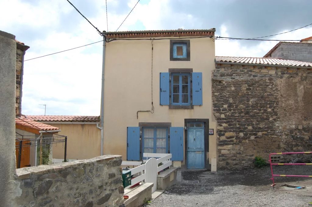 PUY-DE-DOME -  Village house to renovate with large terrace