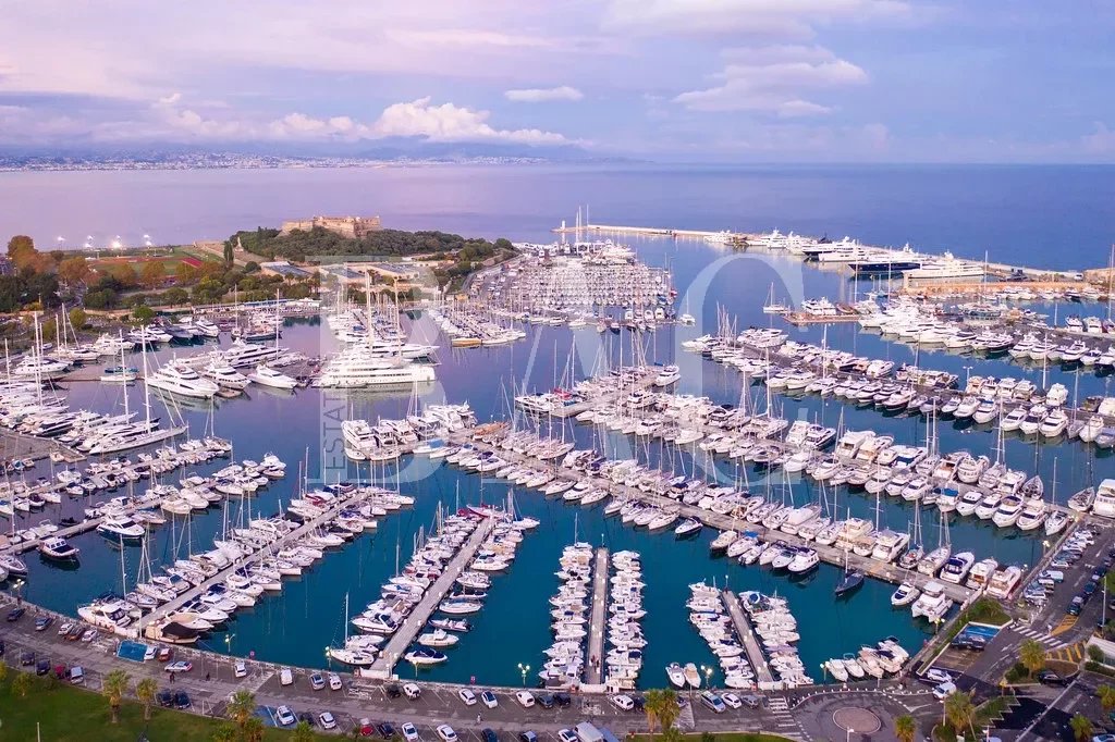 350 meters from Antibes, on the Hill of billionaires