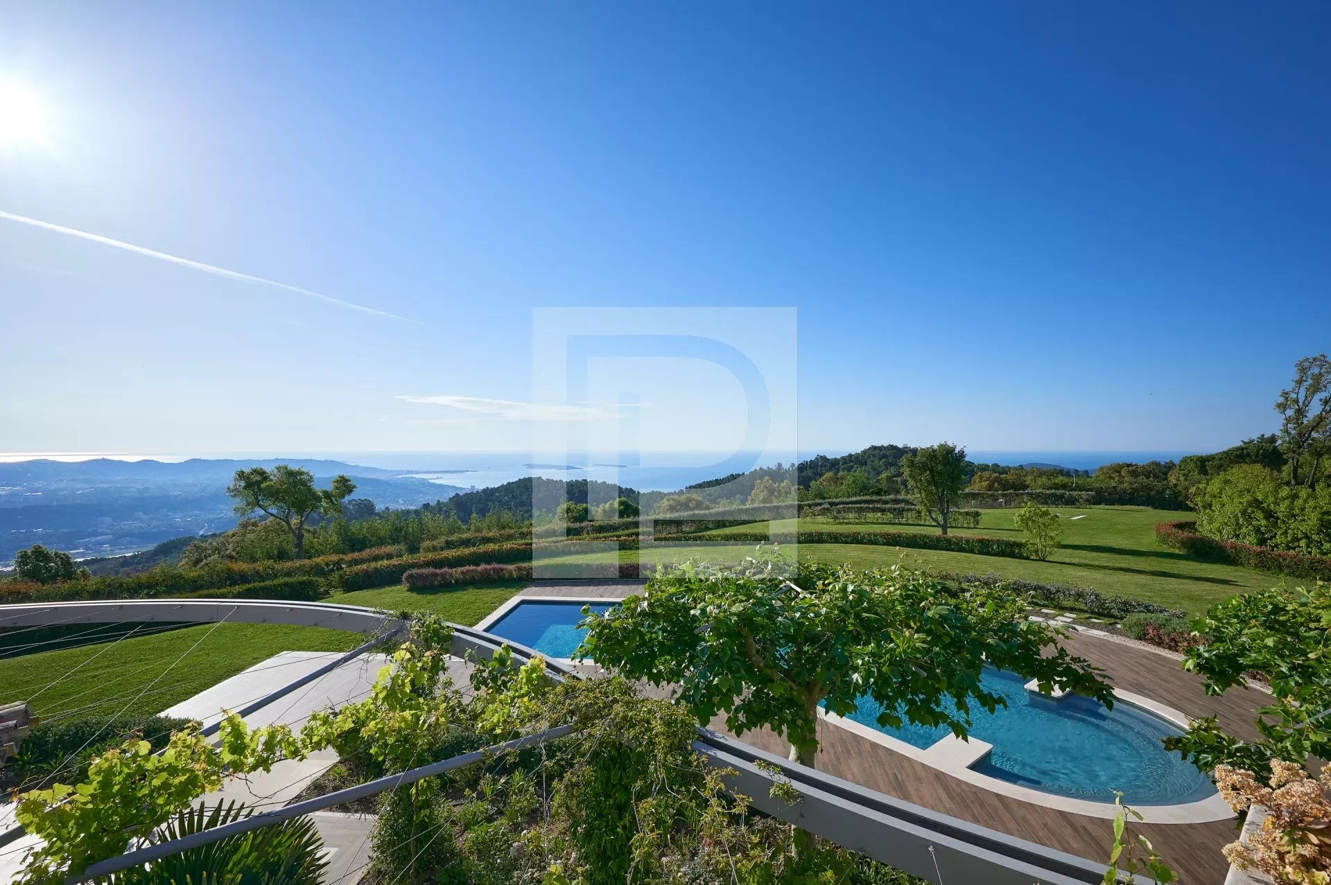 High quality property with spectacular sea view on the bay of Cannes