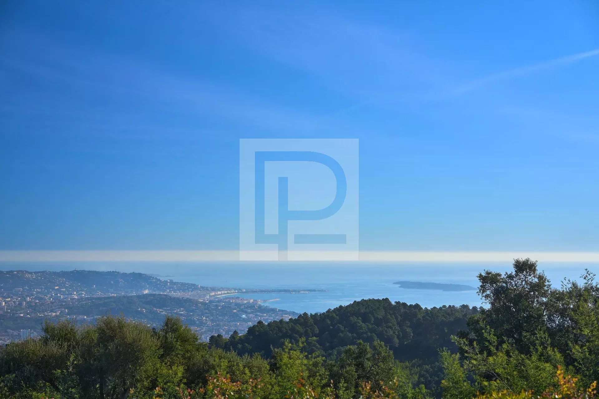 High quality property with spectacular sea view on the bay of Cannes