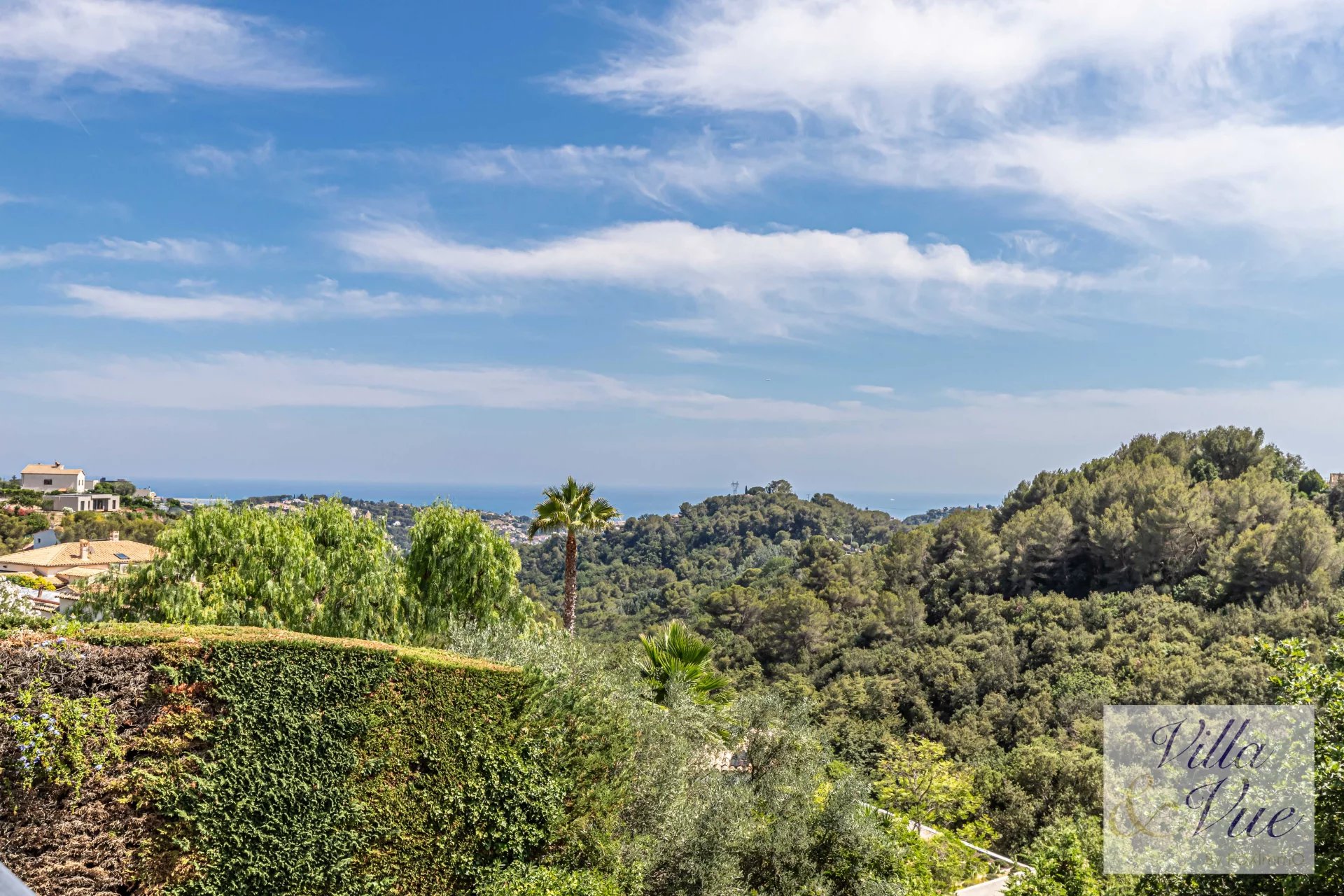 On the French Riviera, in Saint Paul de Vence, villa 3 flats, absolute calm, dominant, beautiful sea view