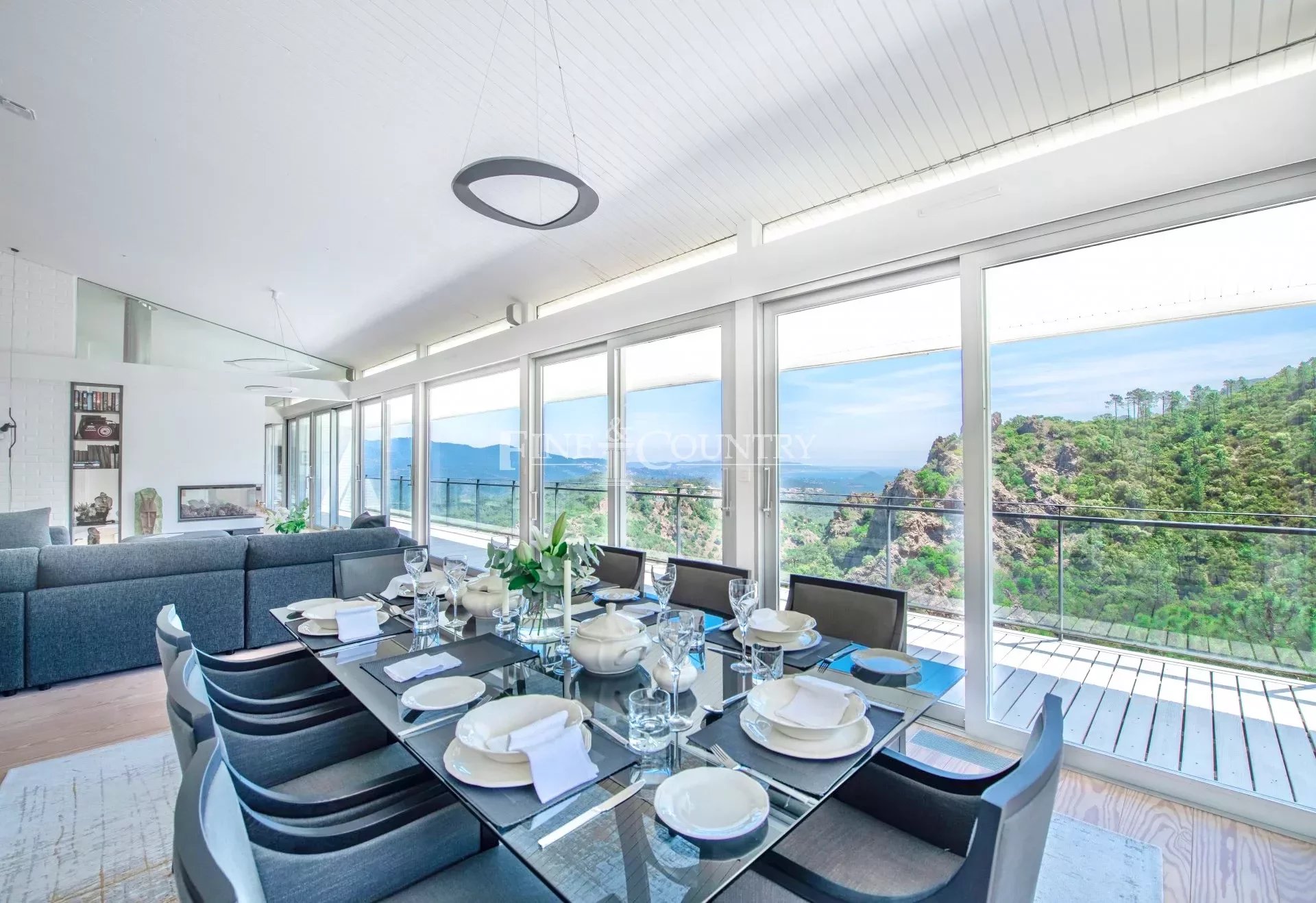 Contemporary Villa for sale in the hills above Cannes