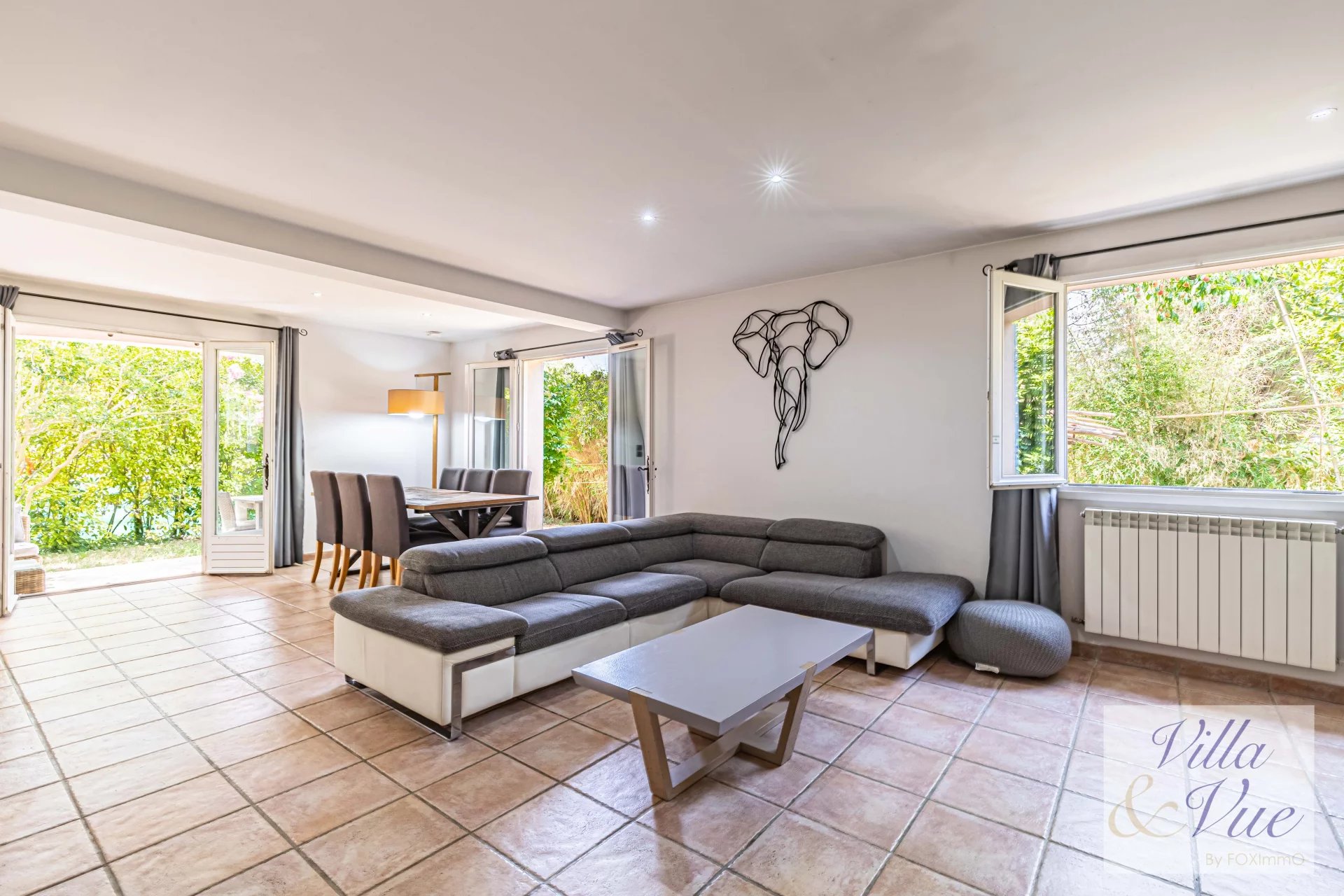 A vendre sur la Côte d'Azur, magnifique maison individuelle de 4 pièces avec piscine et garage