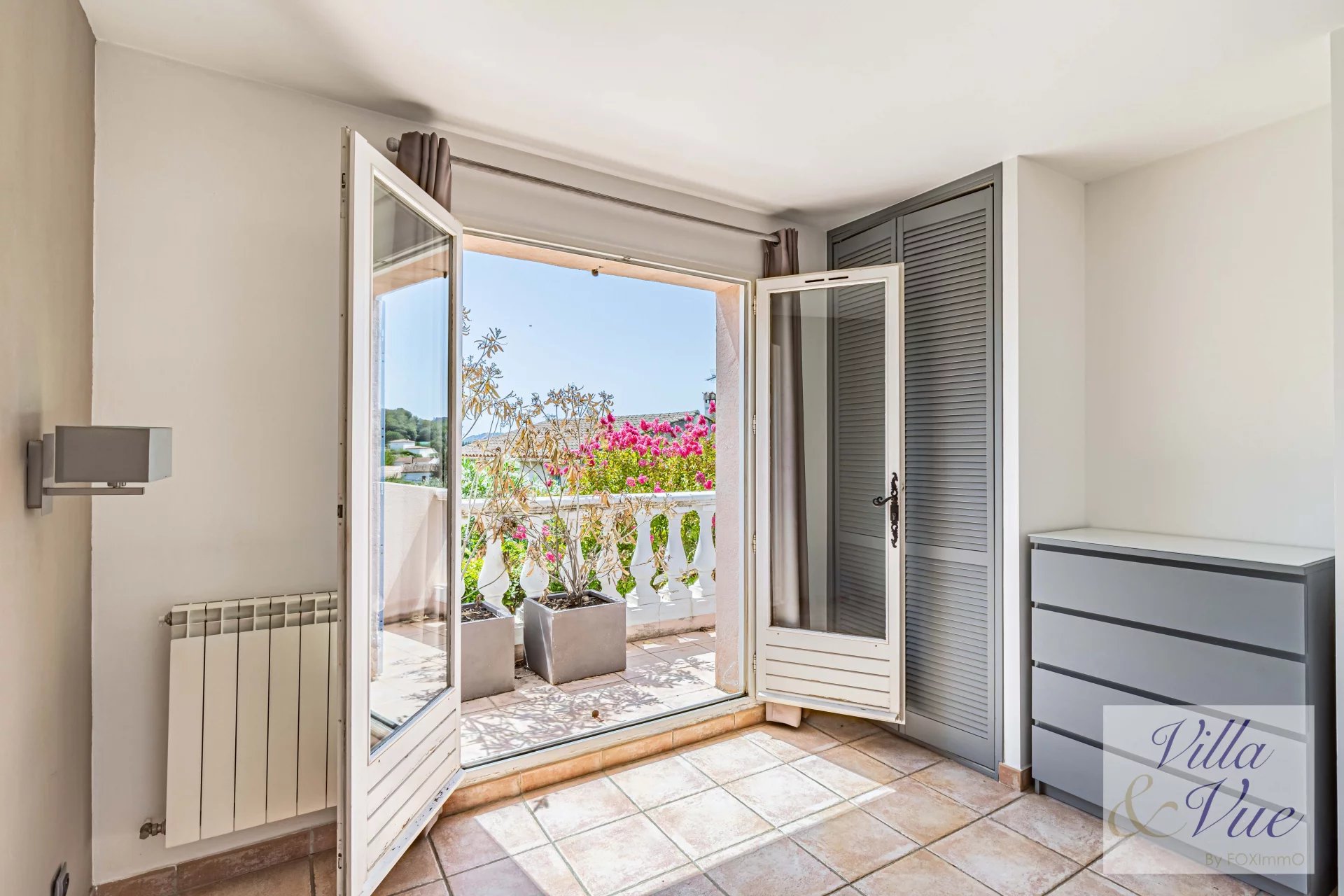 A vendre sur la Côte d'Azur, magnifique maison individuelle de 4 pièces avec piscine et garage