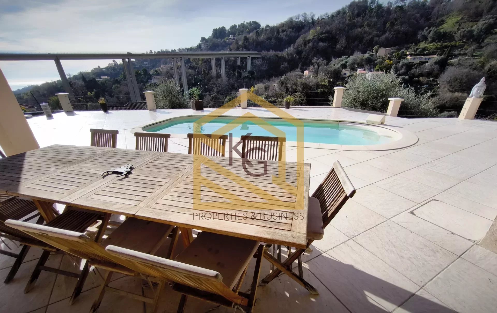 Belle villa à vendre à Menton comprenant 3 chambres piscine et vue mer
