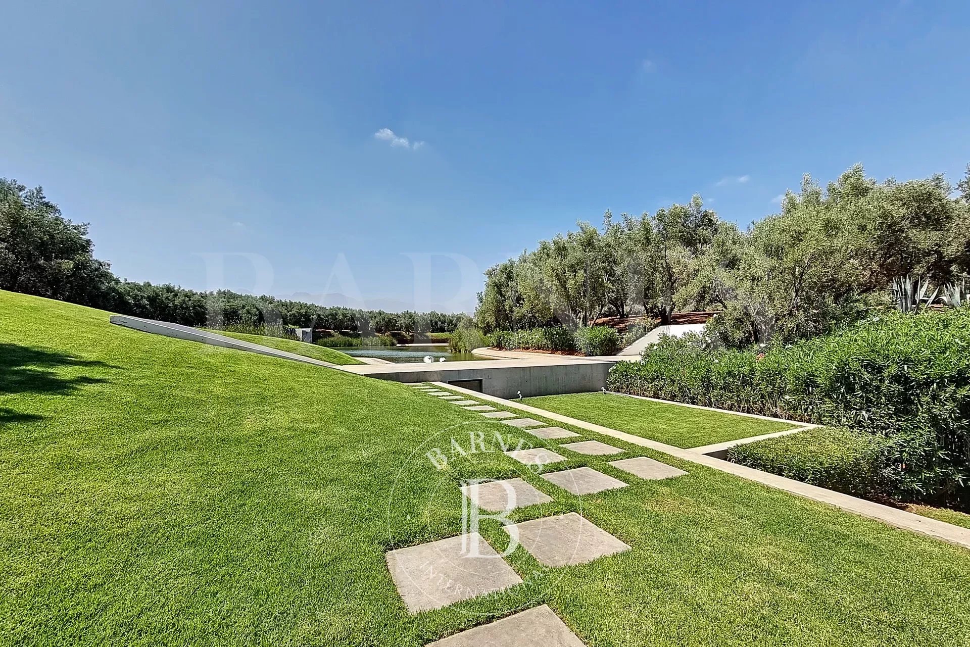 Magnificent contemporary villa on a 4-hectare landscaped park. - picture 14 title=