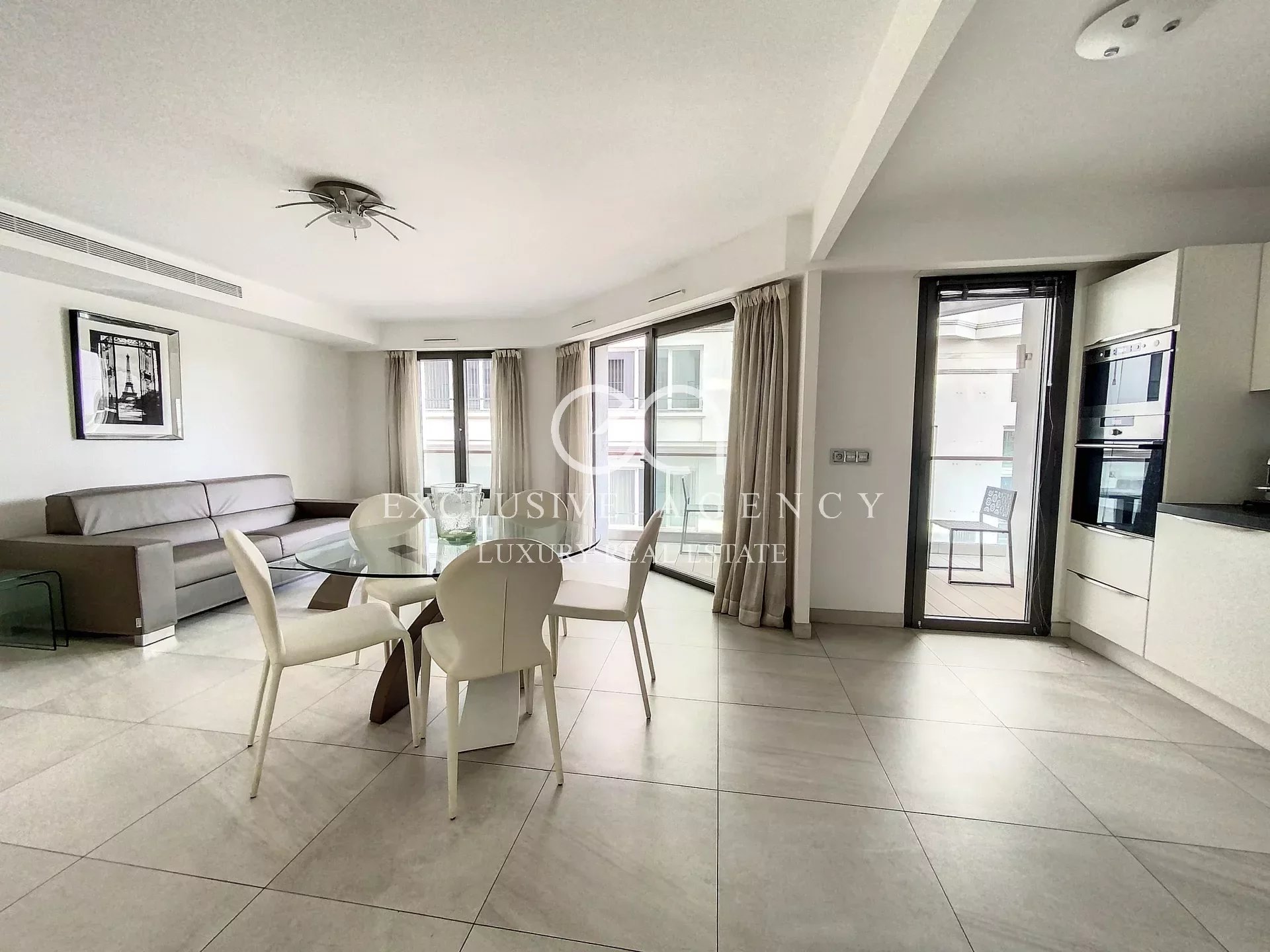 Cannes Croisette verhuur 70m² 2 slaapkamers appartement met terras
