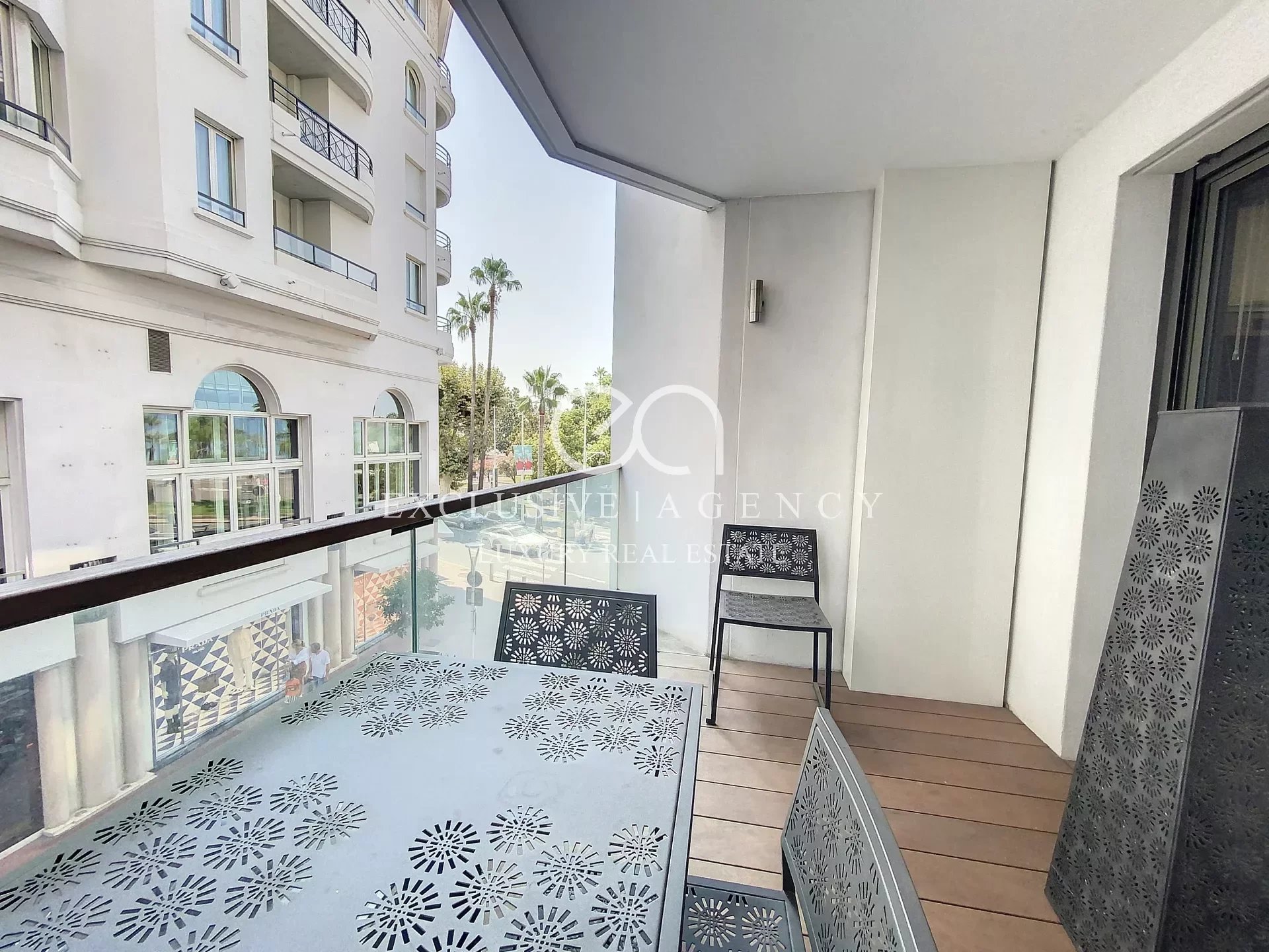 Cannes Croisette verhuur 70m² 2 slaapkamers appartement met terras