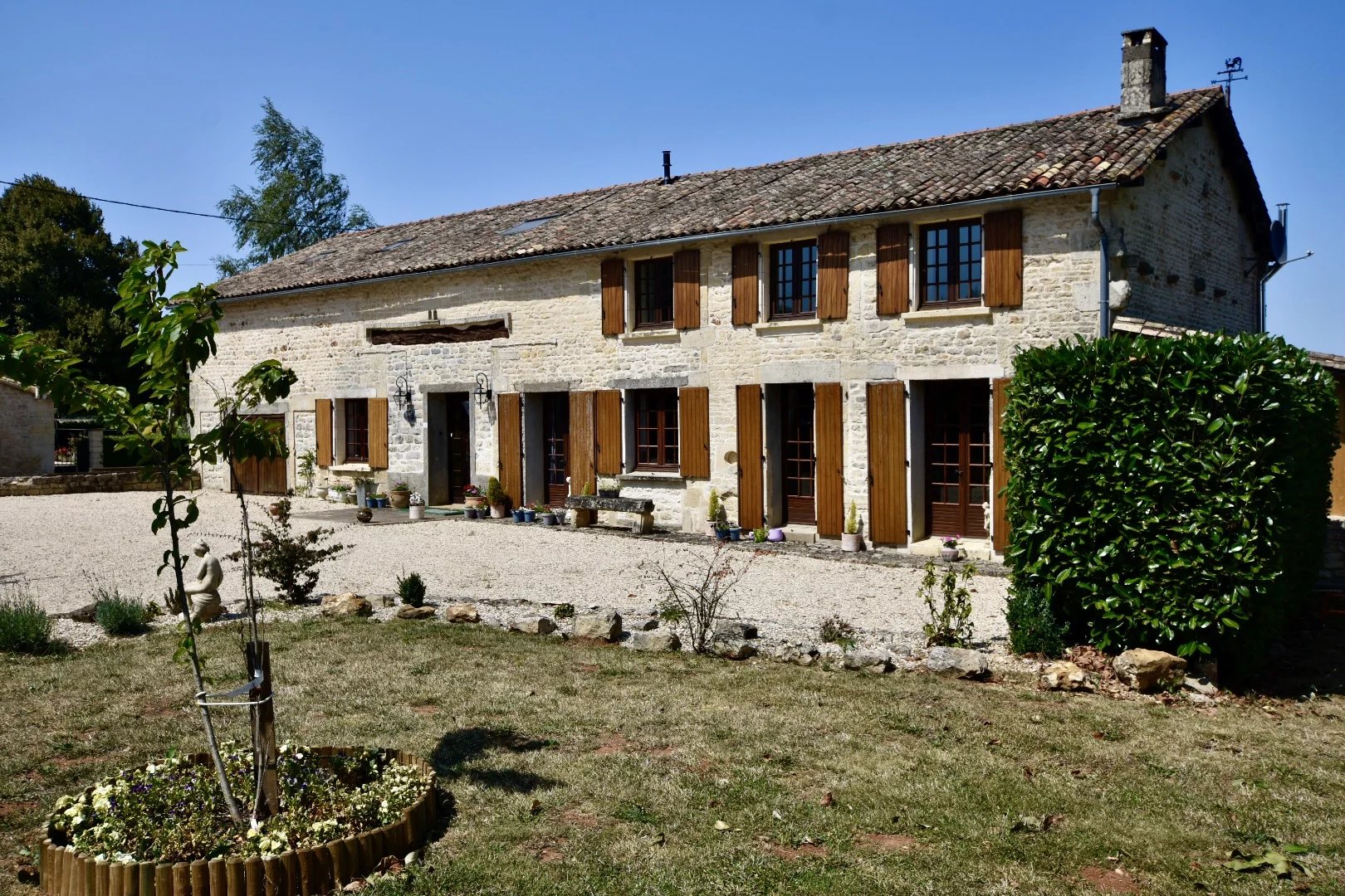 Beautifully renovated farmhouse with fantastic in-ground heated pool