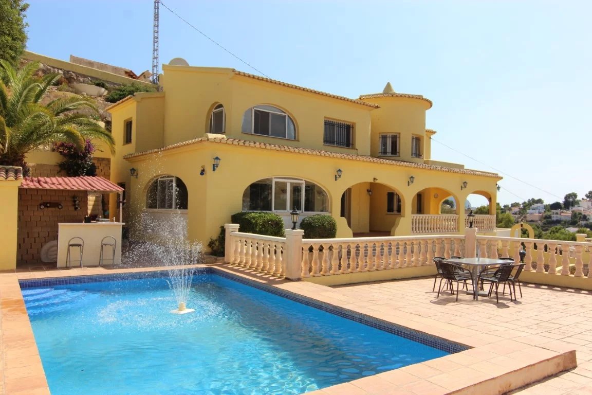 Villa with 4 apartments in Benissa