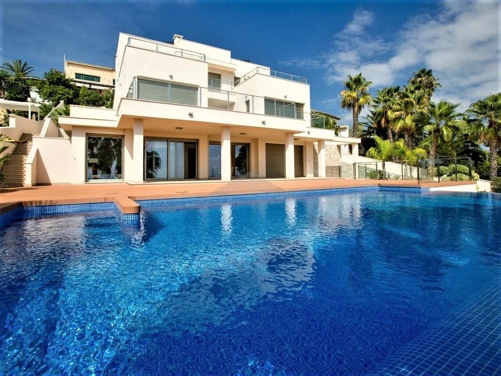Recently built modern villa with wonderful sea views in Moraira