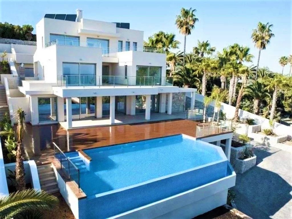 Recently built modern villa with wonderful sea views in Moraira