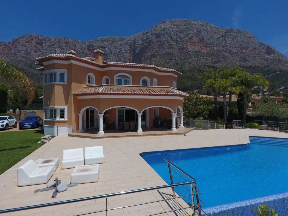 Great villa with open views in an exclusive area