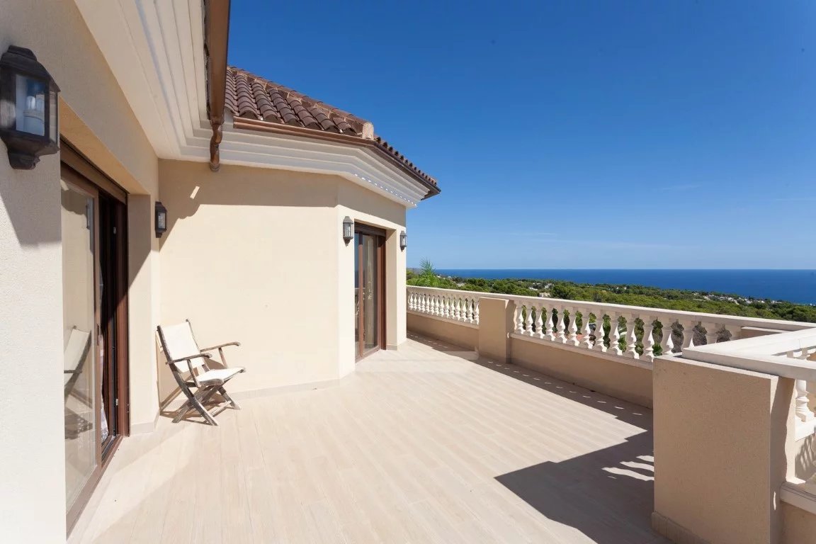 Belle villa spacieuse avec une vue panoramique imprenable sur la mer