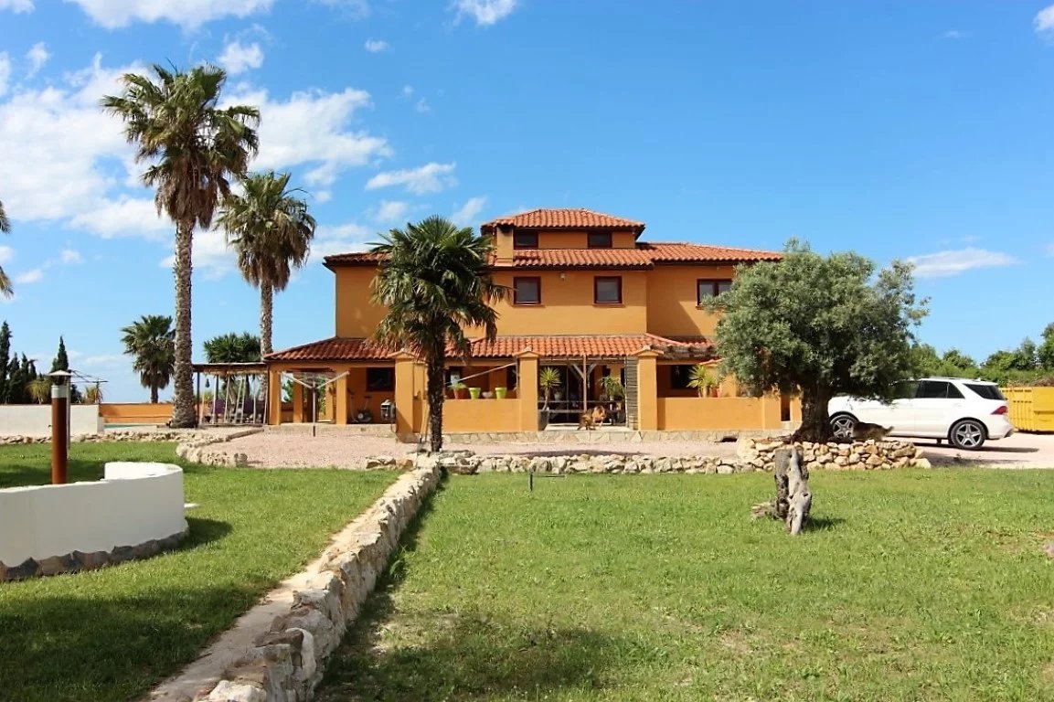 Spacious finca located on a flat plot