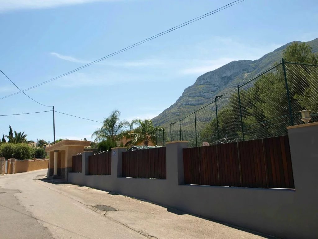 Finca with luxurious chalet and 2 semi-detached houses