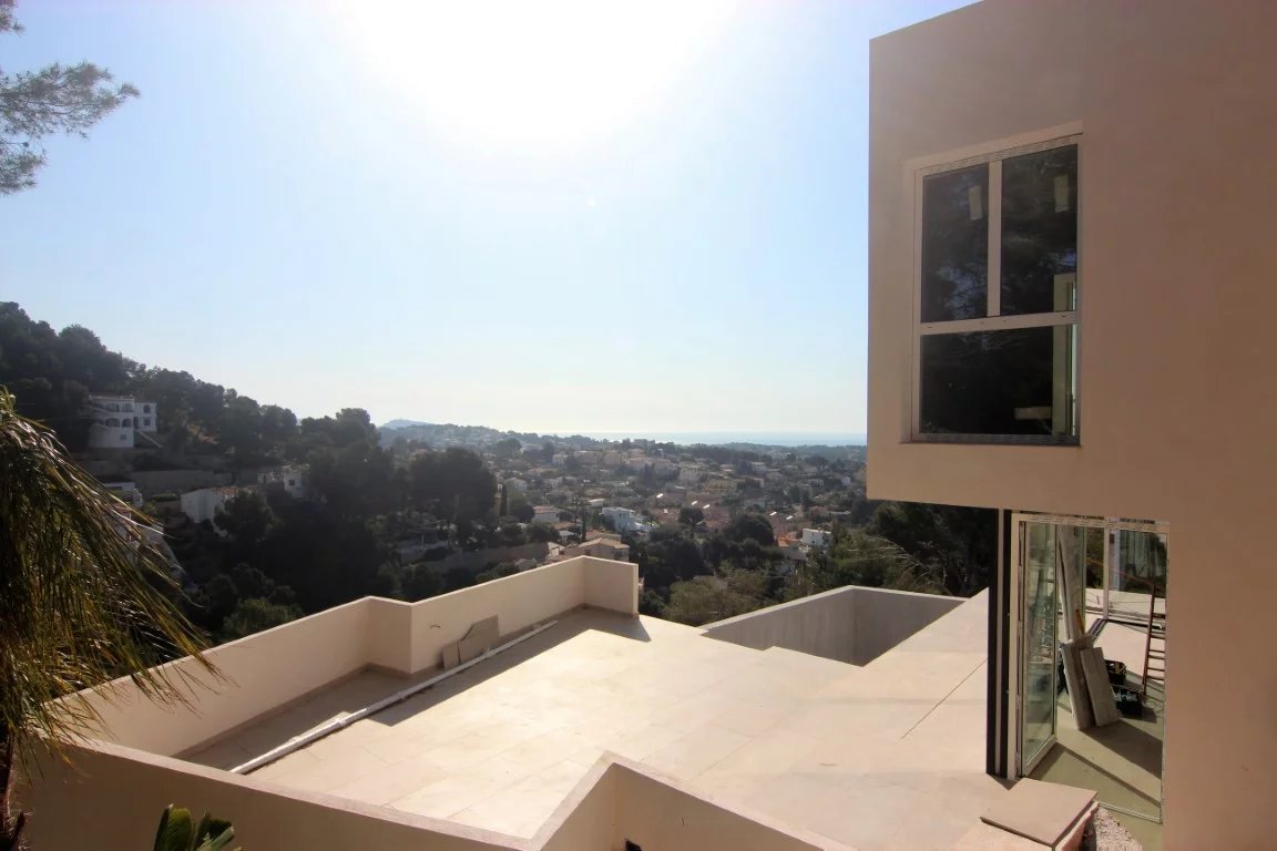 Moderne nieuwbouw villa met zeezicht te koop in Benissa