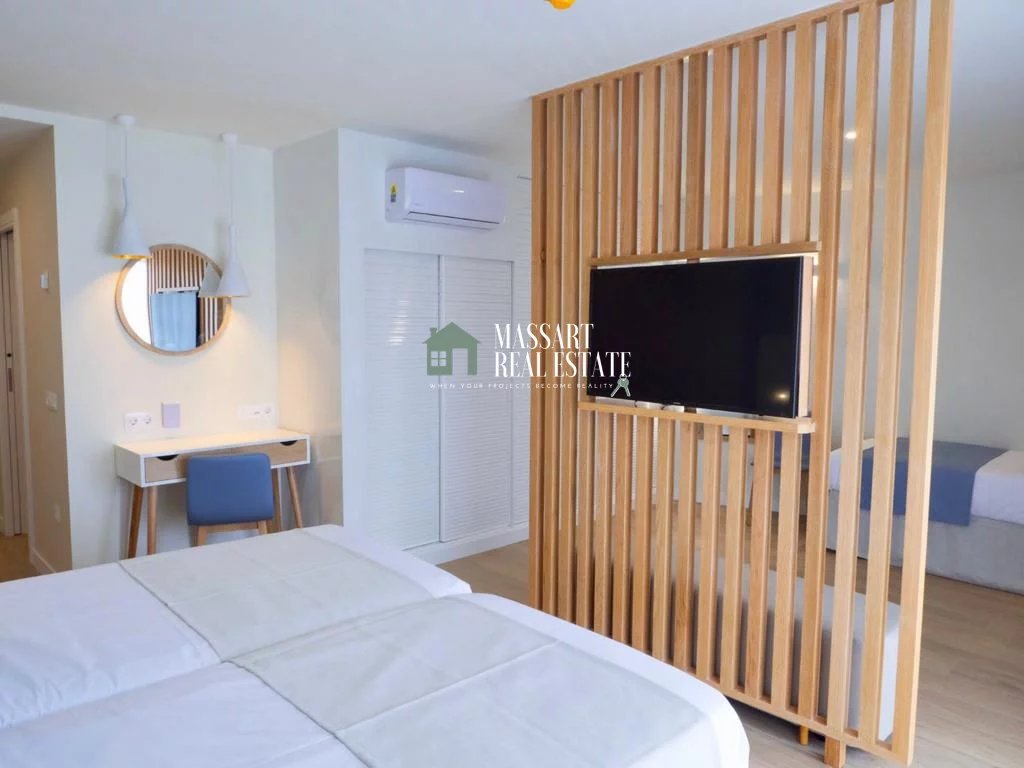 Nieuw gebouwd hotel geconditioneerd met gloednieuw meubilair in een moderne stijl en van hoge kwaliteit.